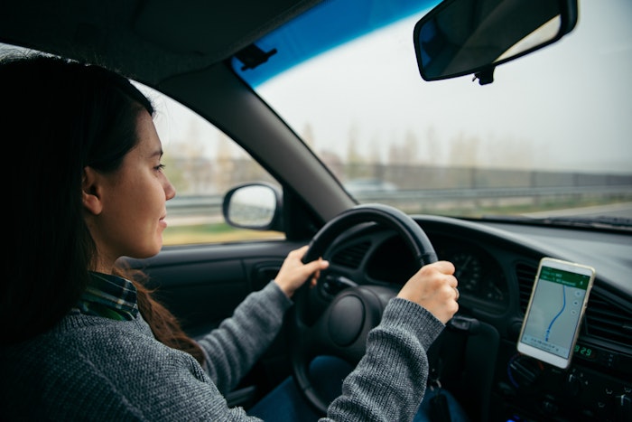 Kvinde kører bil med gps