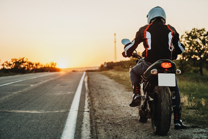 mand på motorcykel ved solnedgang