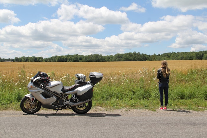 kvinde ved siden af motorcykel