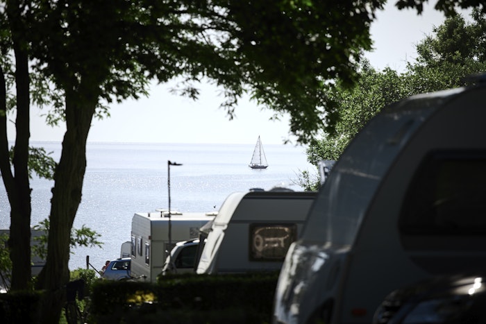 Campingplads med udsigt til vand