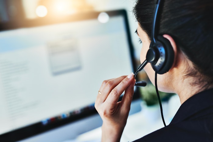 Kvinde der snakker i headset