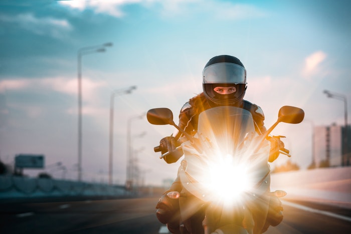 Person kører hurtigt på motorcykel