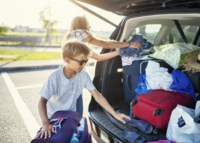 Familie pakker bil til ferie