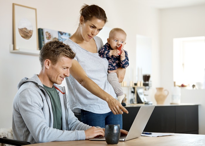 Familie ser på computer