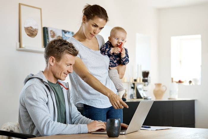 Familie ser på computer
