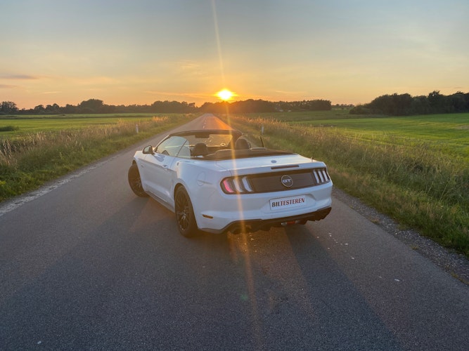 Ford mustang i solnedgang