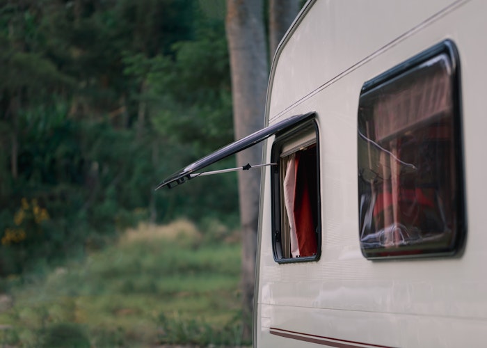 Campingvogn med åbent vindue