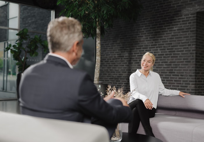 Mand og kvinde taler