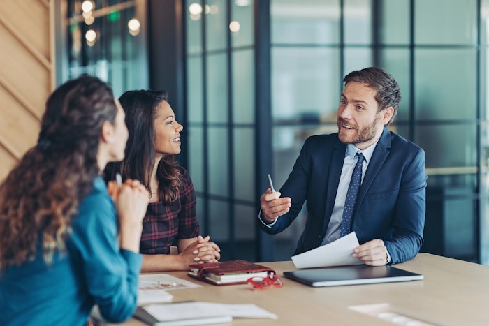 Business mand, der snakker med to kvinder