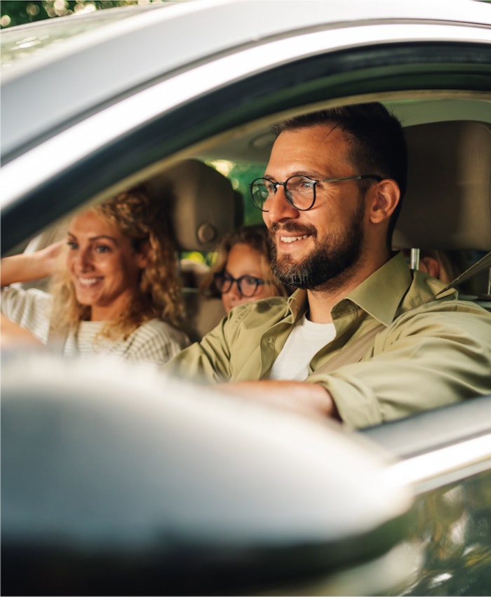 Mand og kvinde i en bil