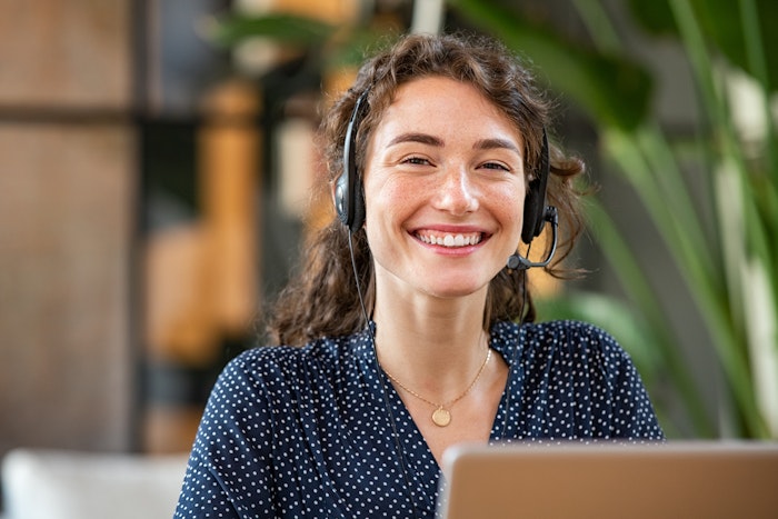 Kvinde med headset