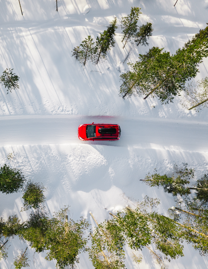 Rød bil i sne