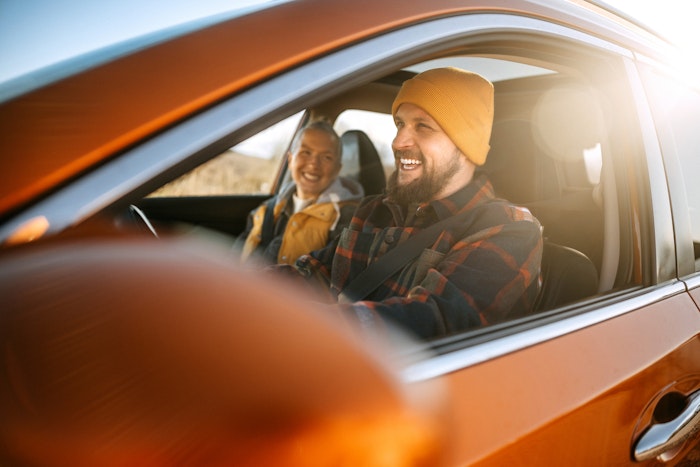 Mand og kvinde i rød bil