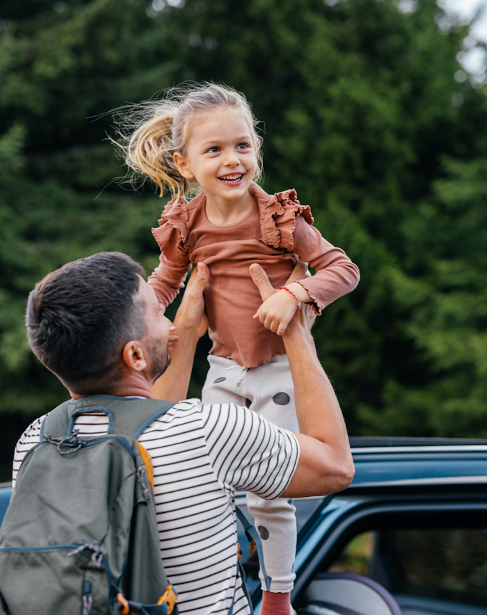 Far og datter ved bil