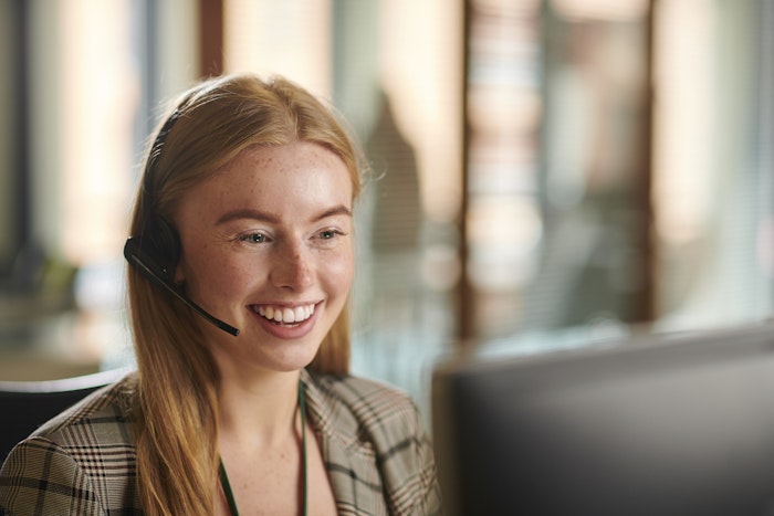 Kvinde med headset på
