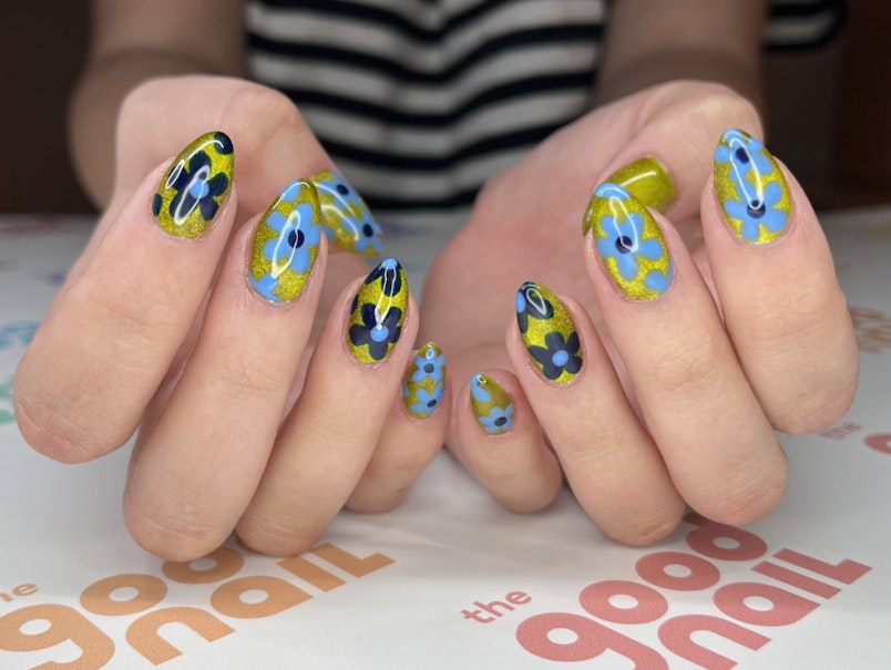 70s Cat Eye Flower Nails