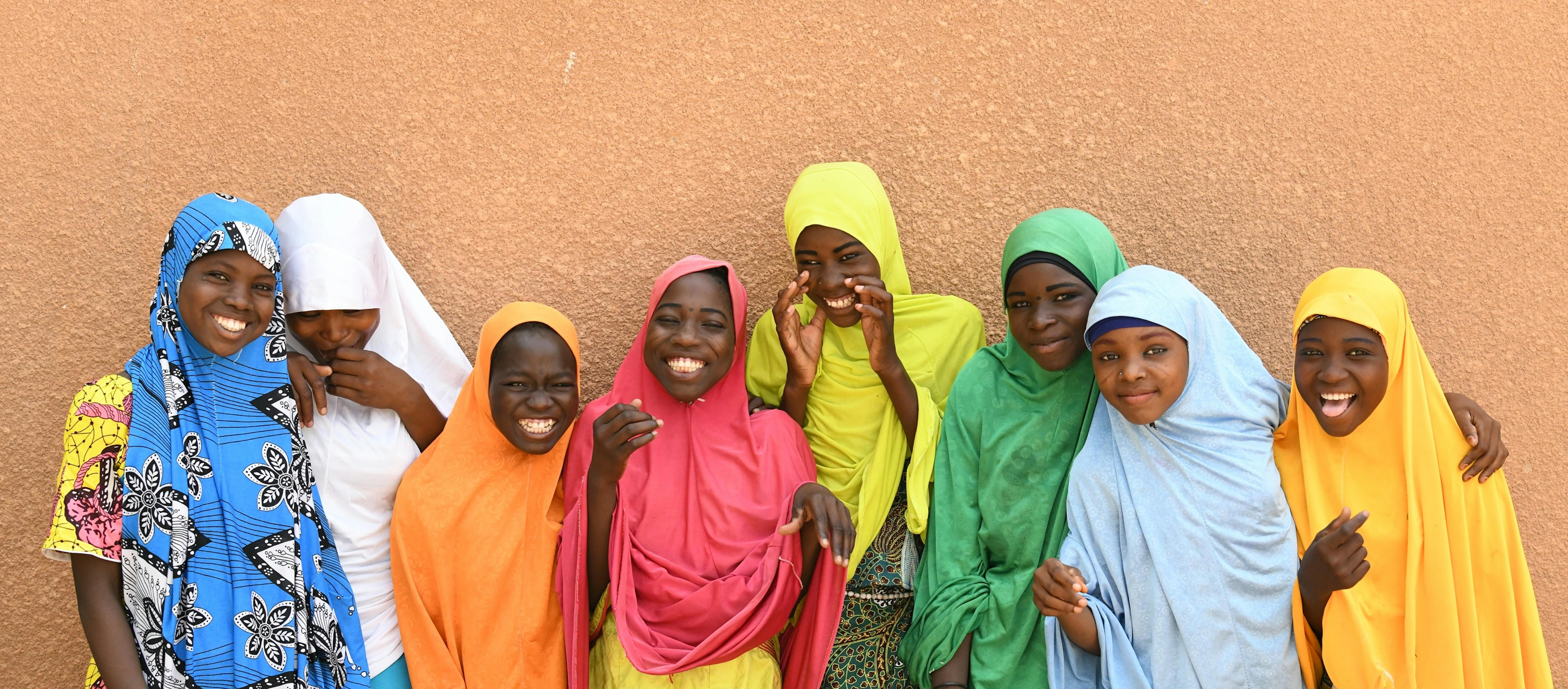 Ragazze adolescenti sorridono 