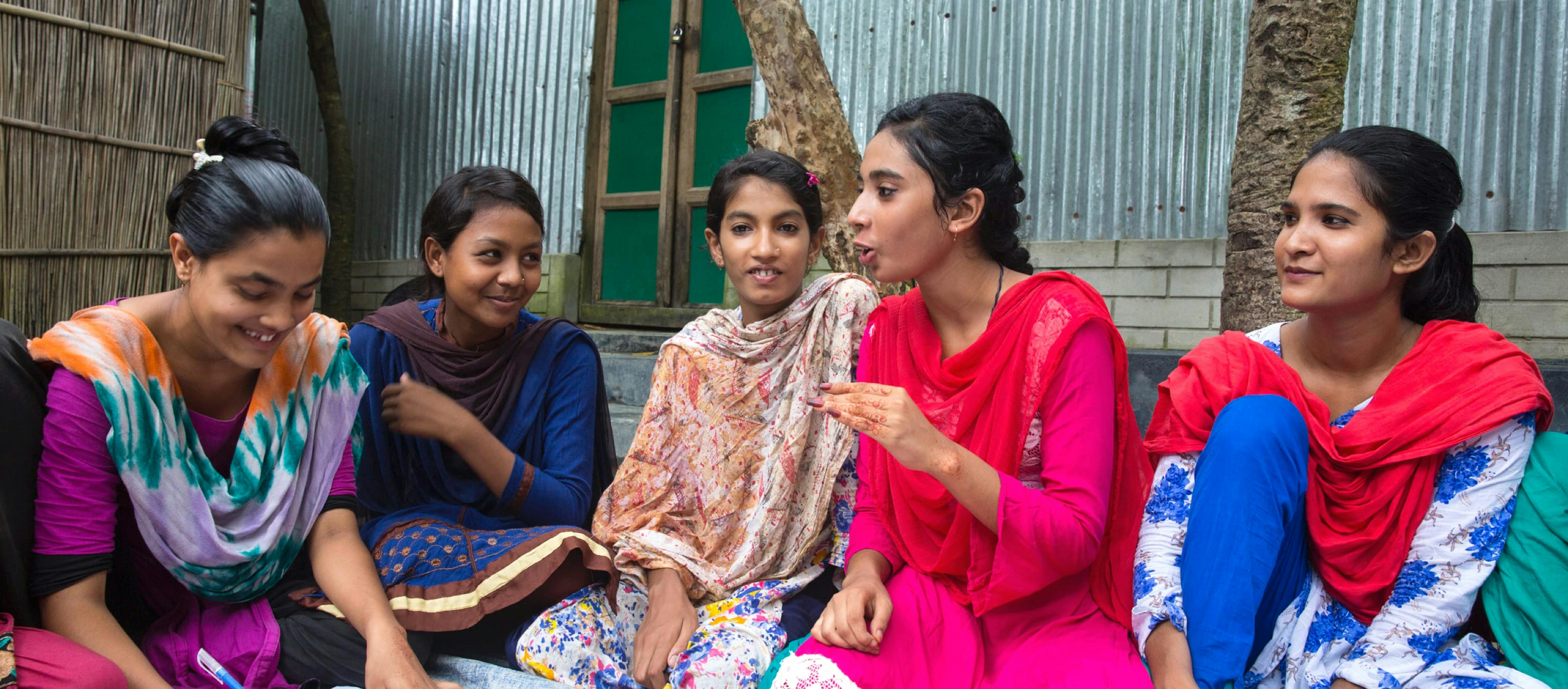 Riunione di adolescenti bengalesi, in Bangladesh.