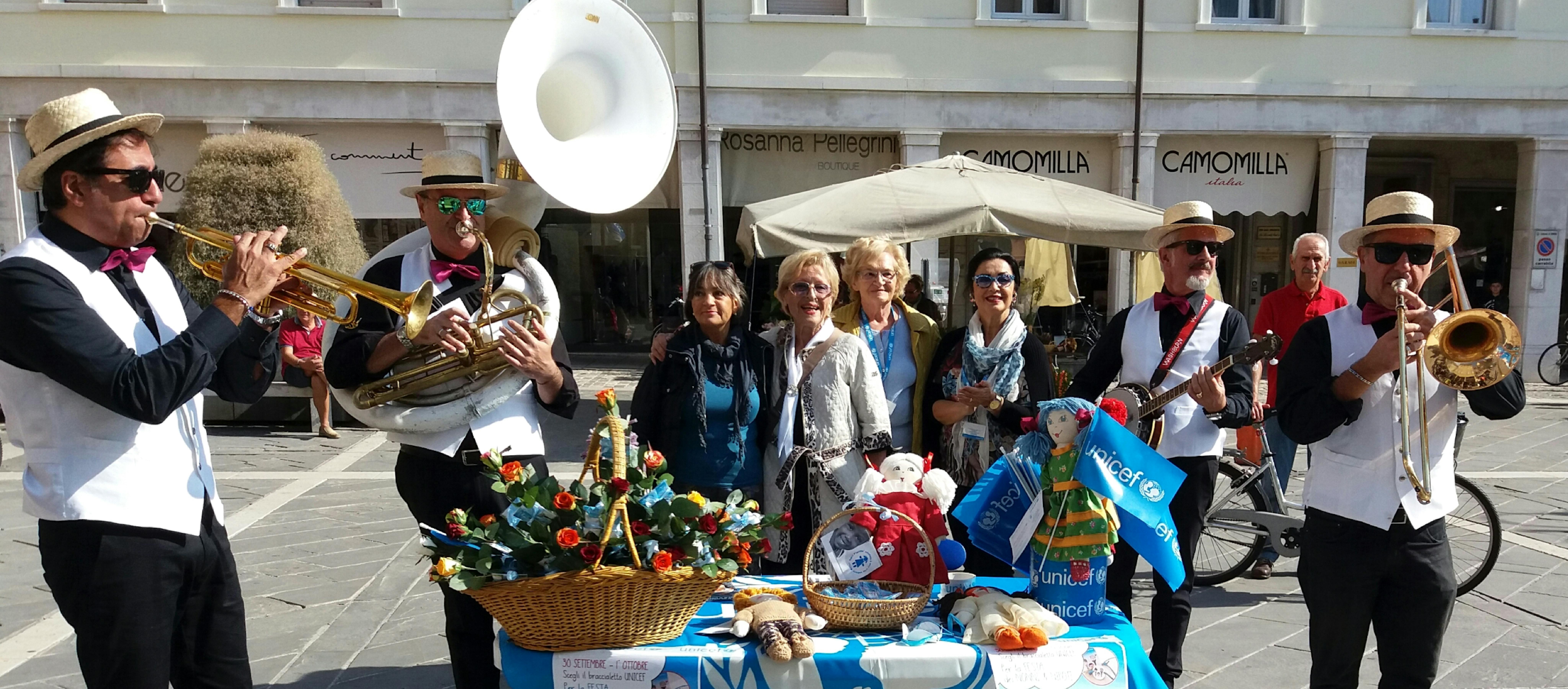 Ogni anno i volontari UNICEF festeggiano i nonni e le nonne.