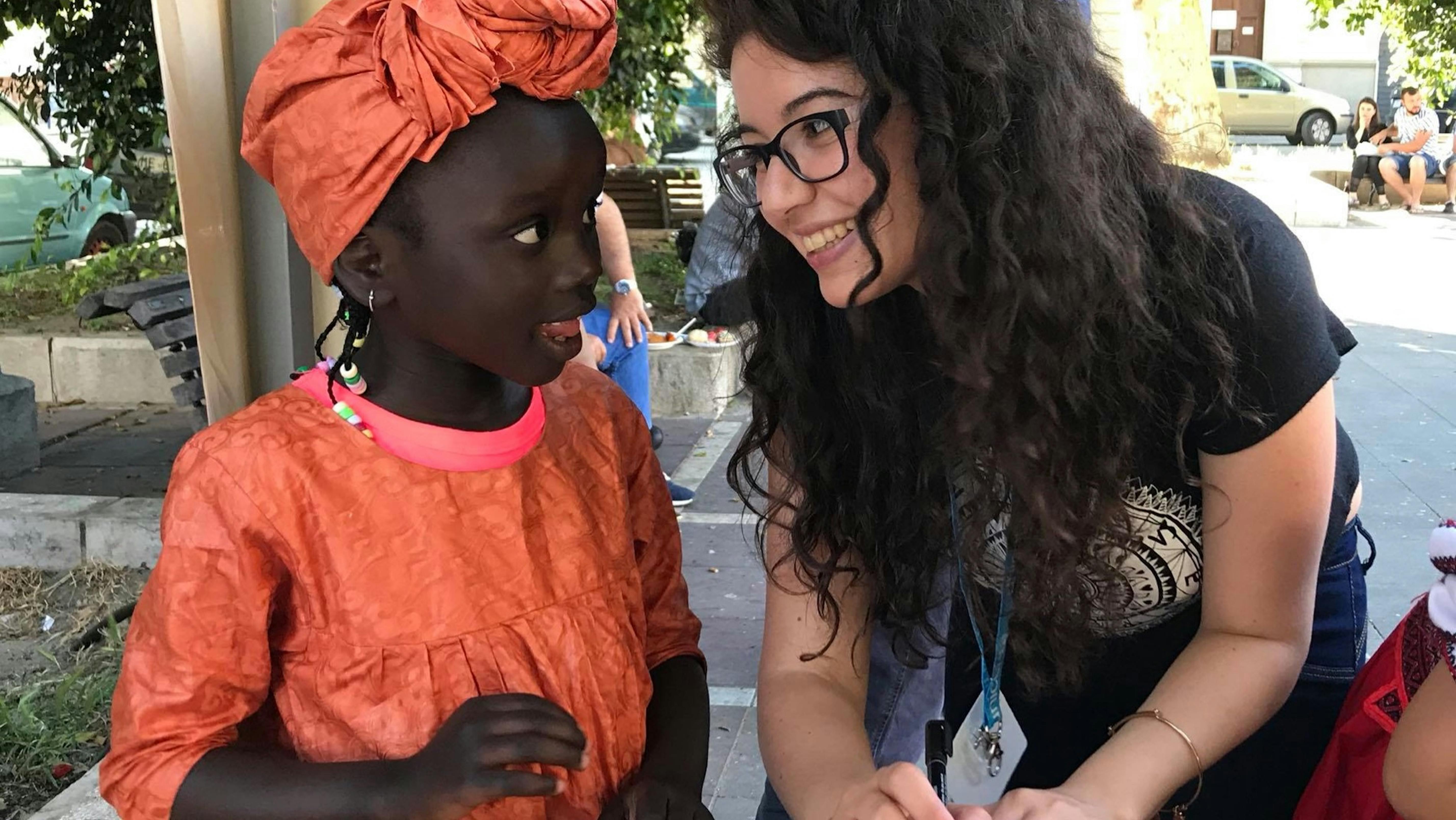 Volontaria YOUNICEF parla con una bambina