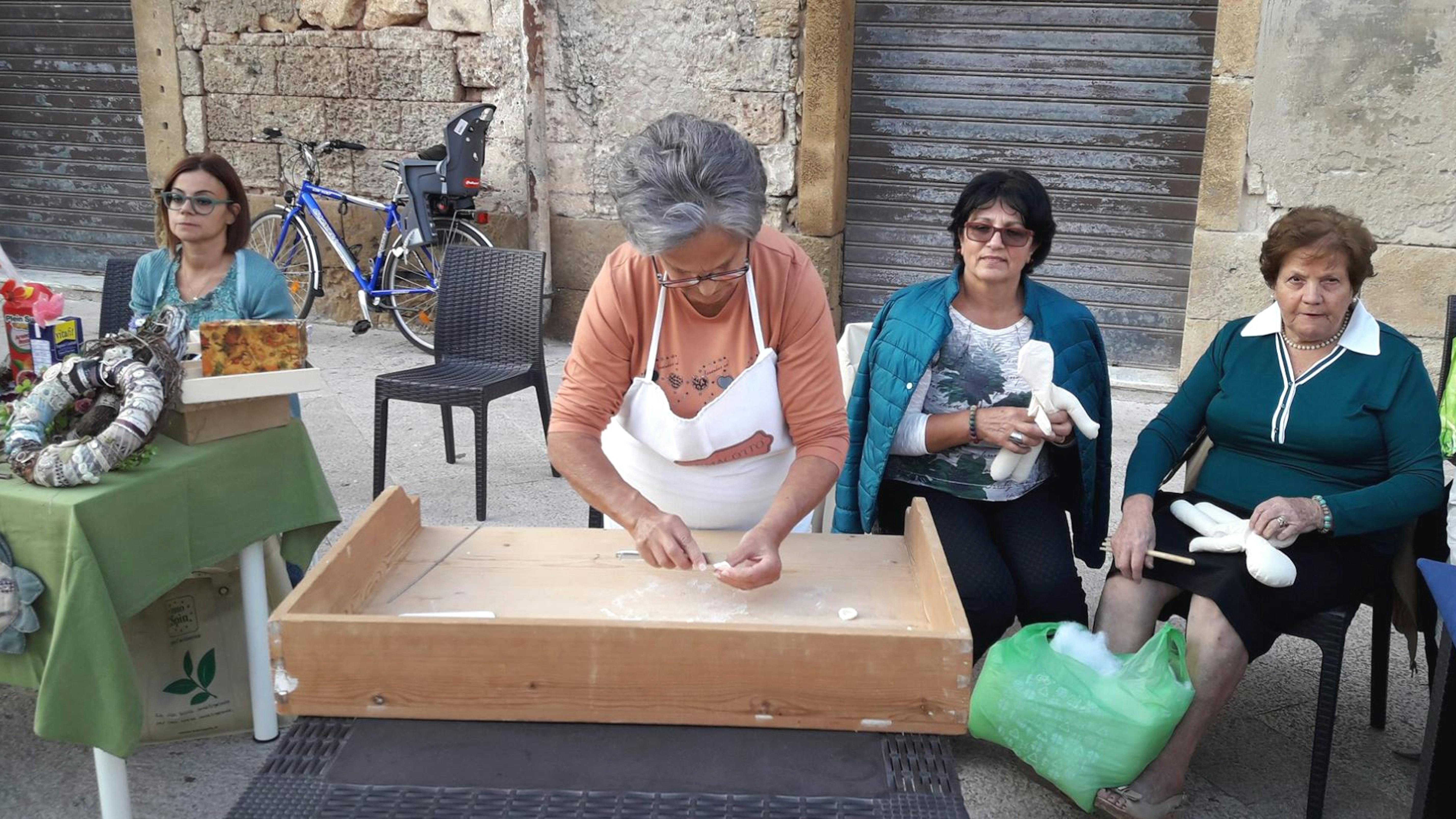 Laboratorio di pasta fatta in casa, anzi in piazza, a Brindisi