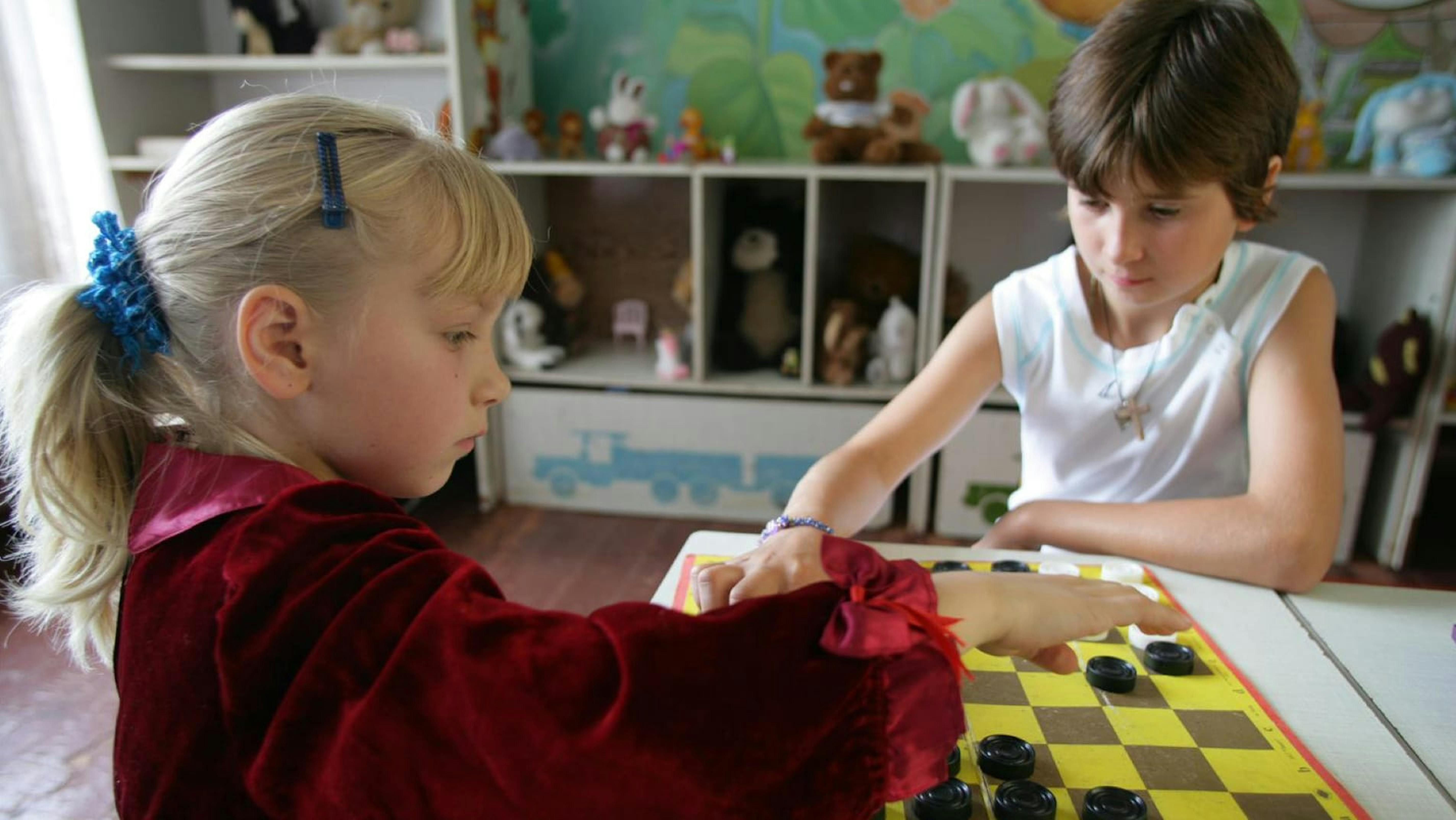 Sveta e Natasha giocano a scacchi nel rifugio per bambini abbandonati e orfani in Ucraina.