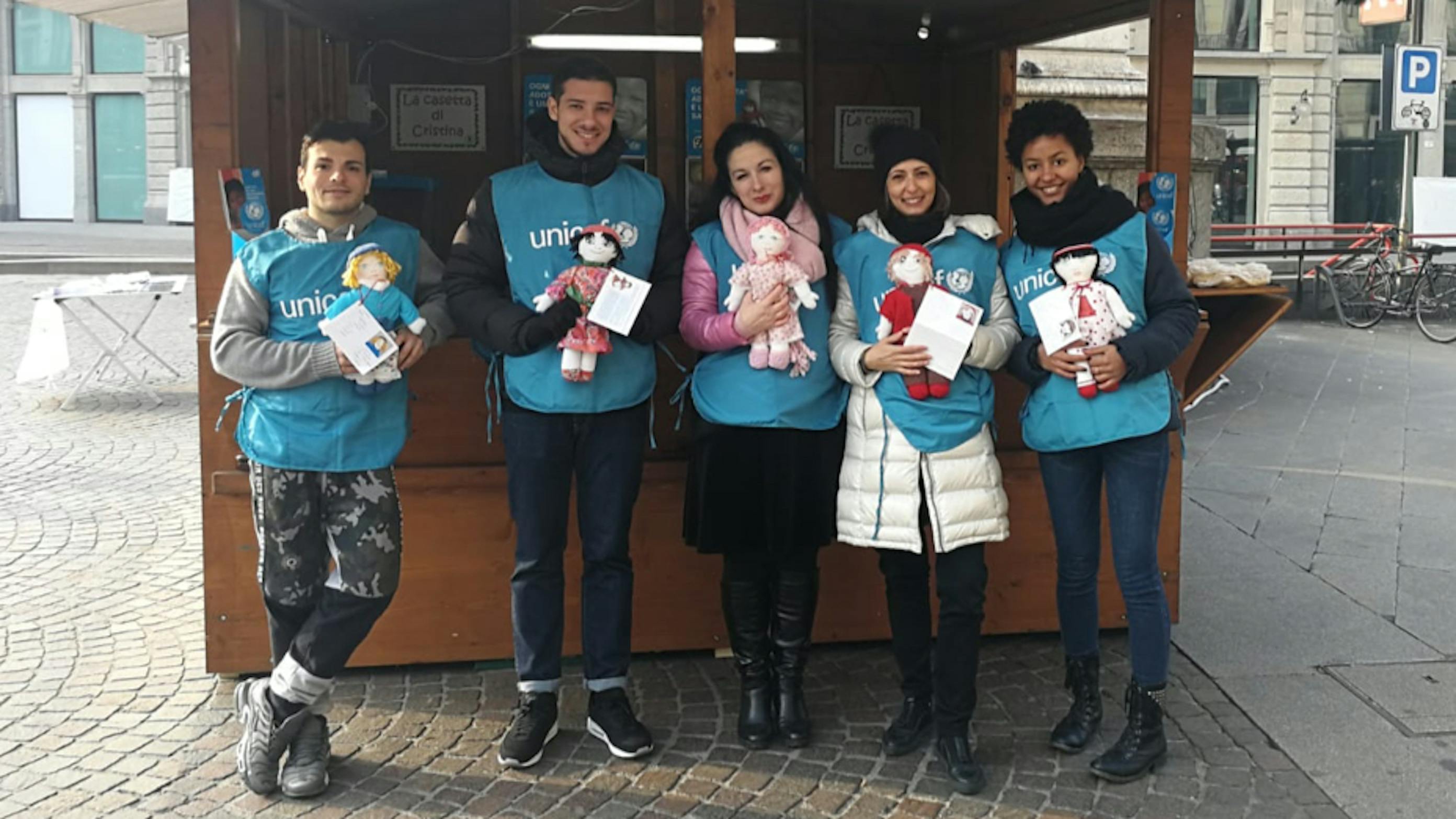 I volontari dell'UNICEF di Milano al banchetto con la Pigotta