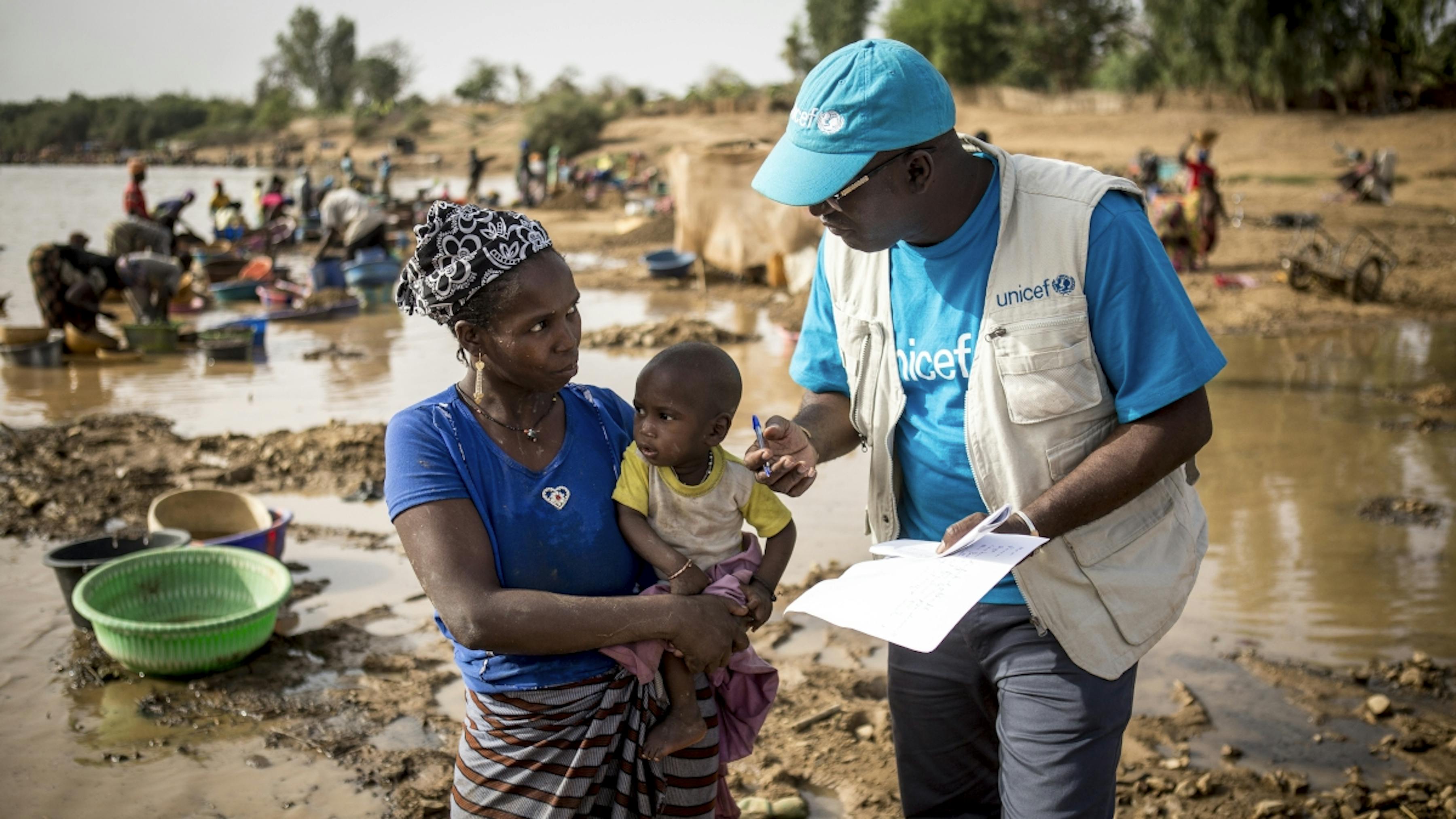 Mali, un operatore sanitario sensibilizza una donna sull'importanza della vaccinazione