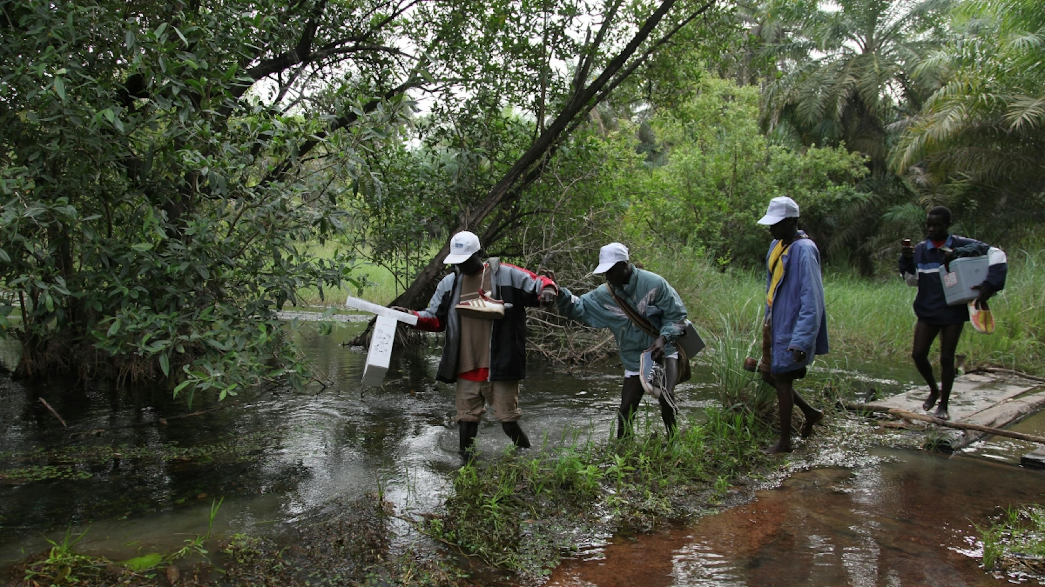 Guinea Bissau, un team di vaccinatori trasporta un carico di vaccini attraverso una palude