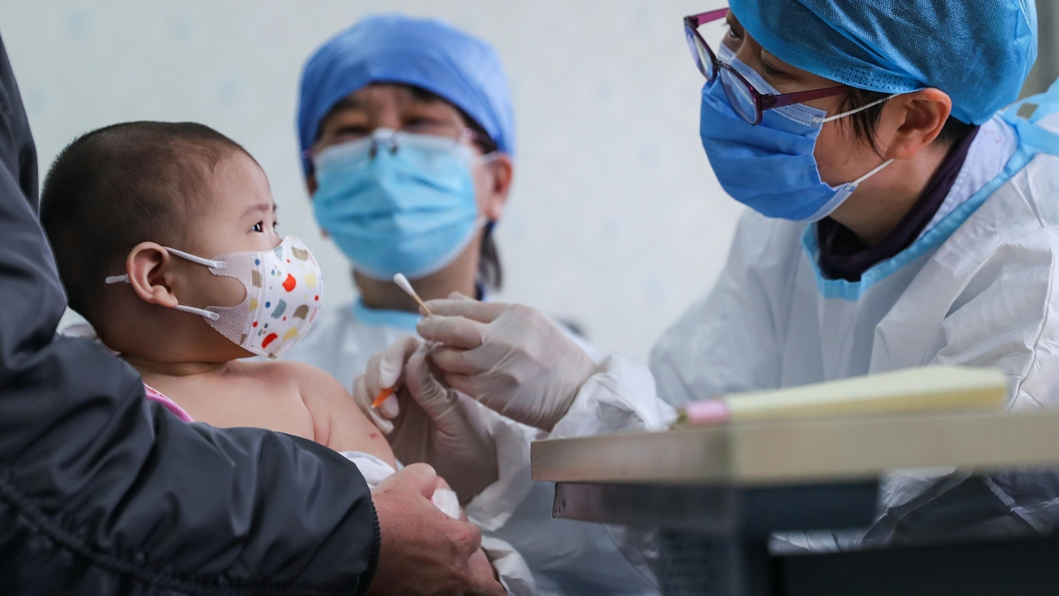 Cina, un bambino di 6 mesi riceve un vaccino in un centro sanitario comunitario a Pechino