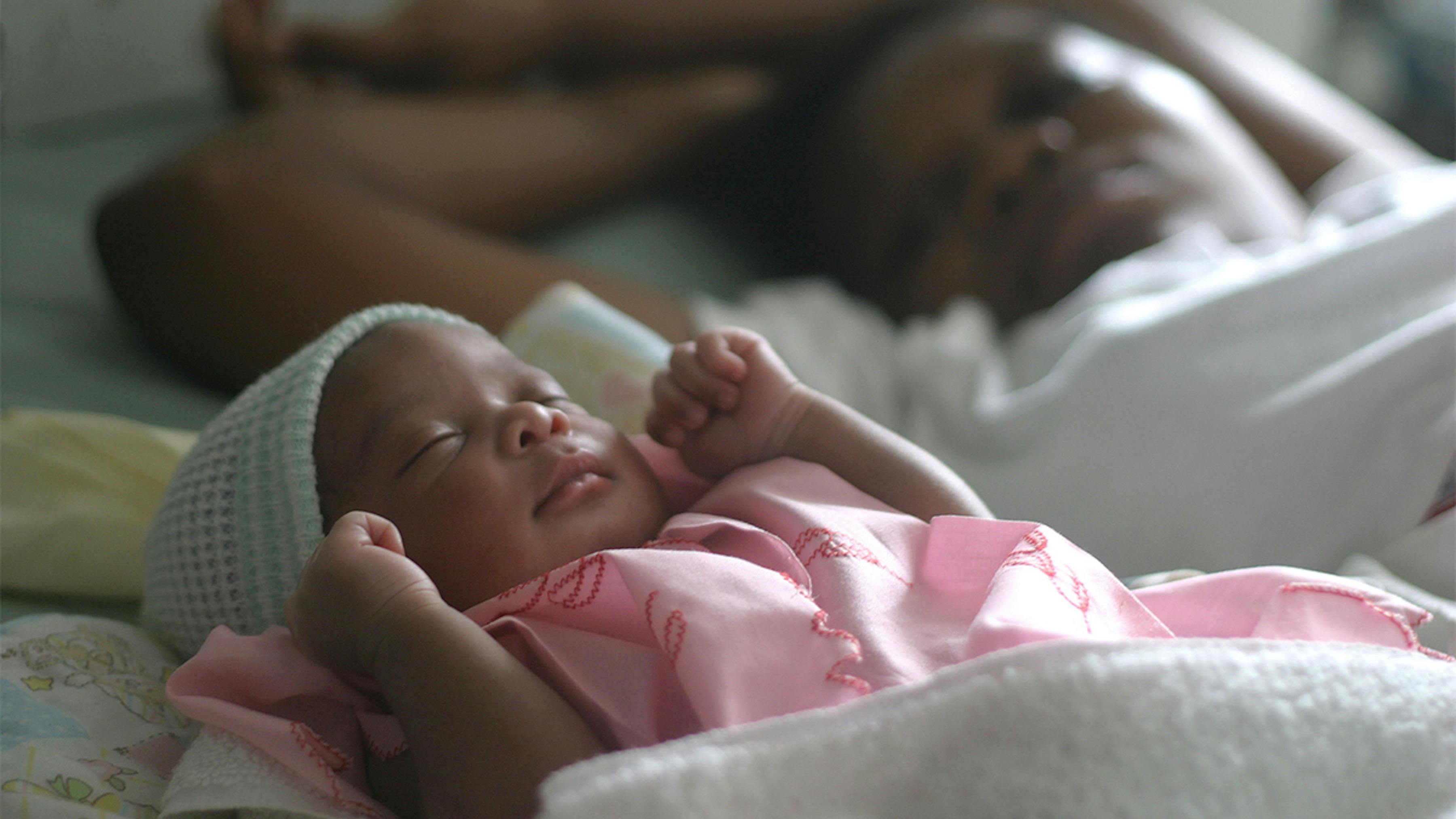Haiti, una neonato riposa accanto alla mamma in una clinica comunitaria