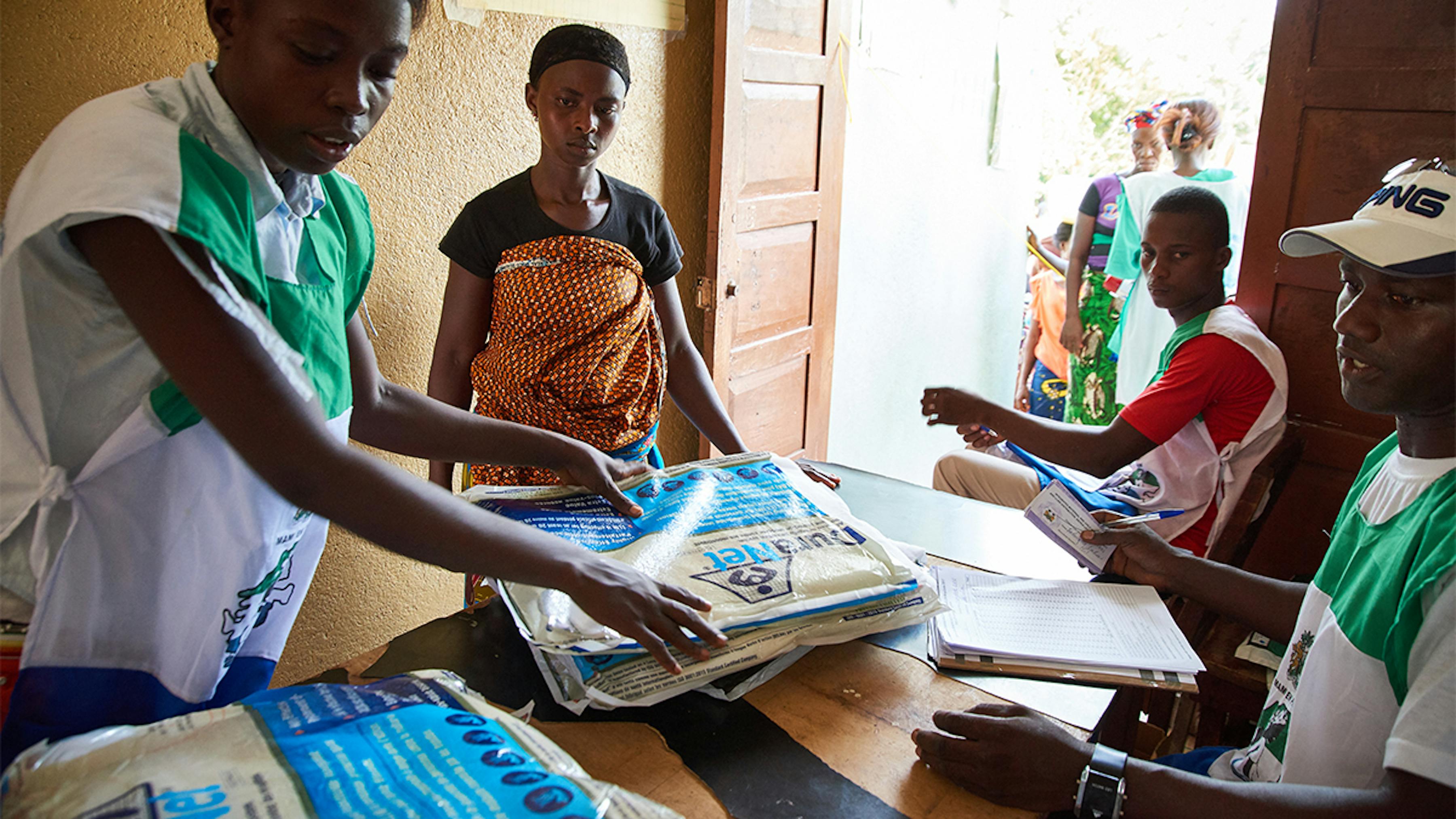Sierra Leone, operatori sanitari distribuiscono zanzariere a Fatmata Ernest e a suo figlio Abibatu Ernes