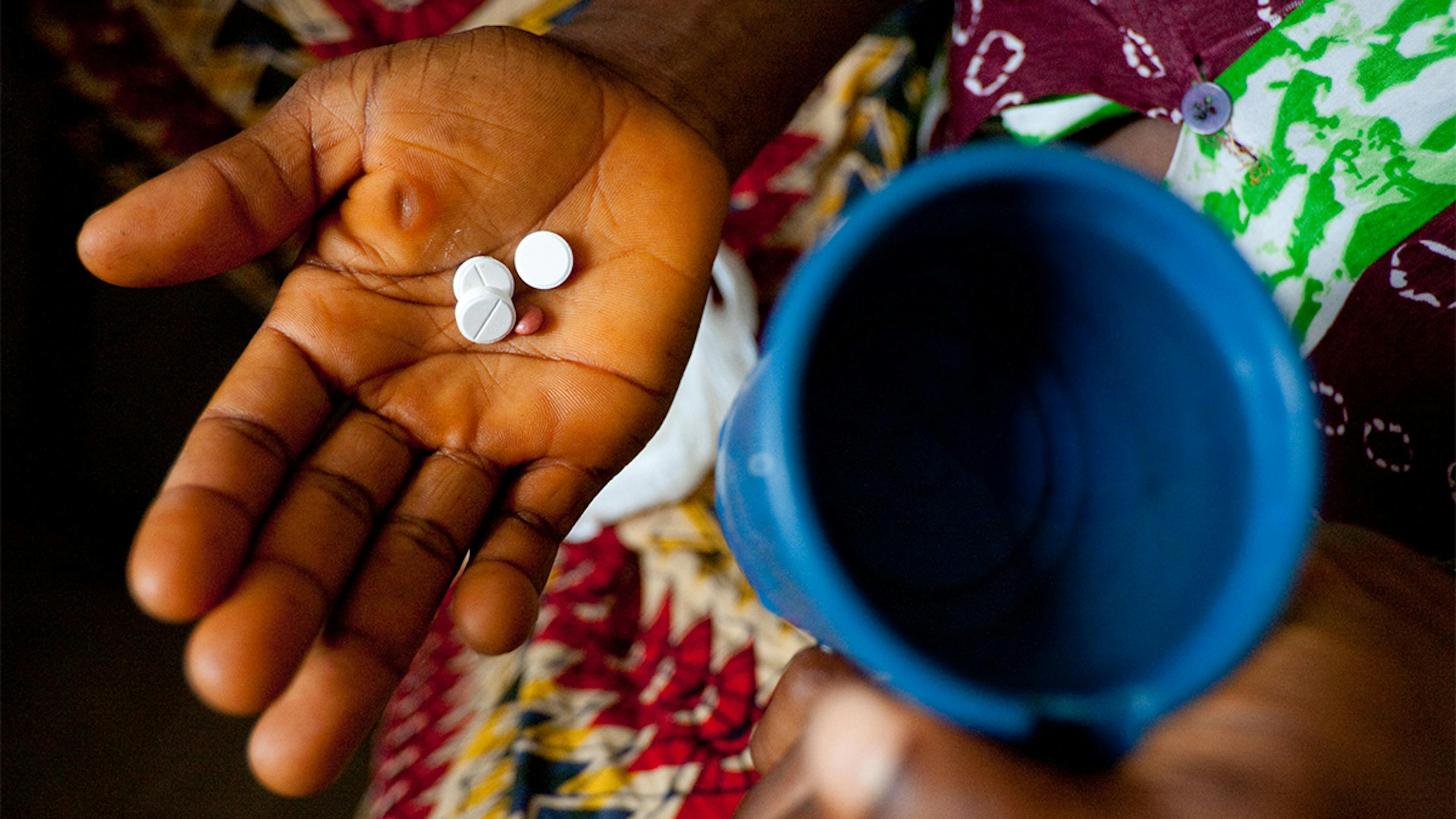 Sierra Leone, Yei Komeh, 19 anni mostra la profilassi antimalaria