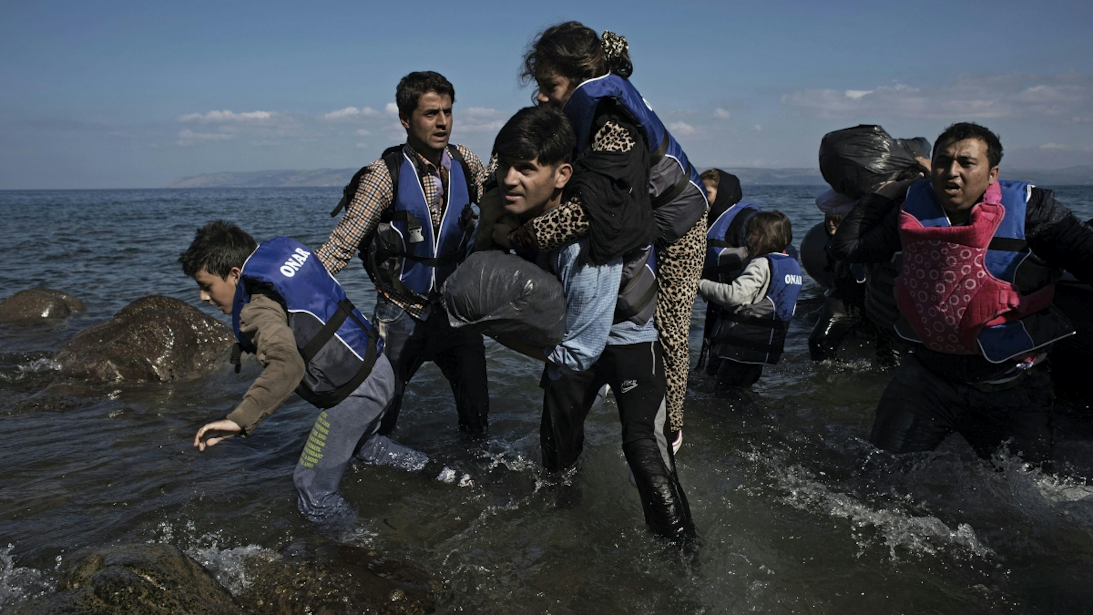Grecia, migranti siriani approdano all'isola di Lesbo.