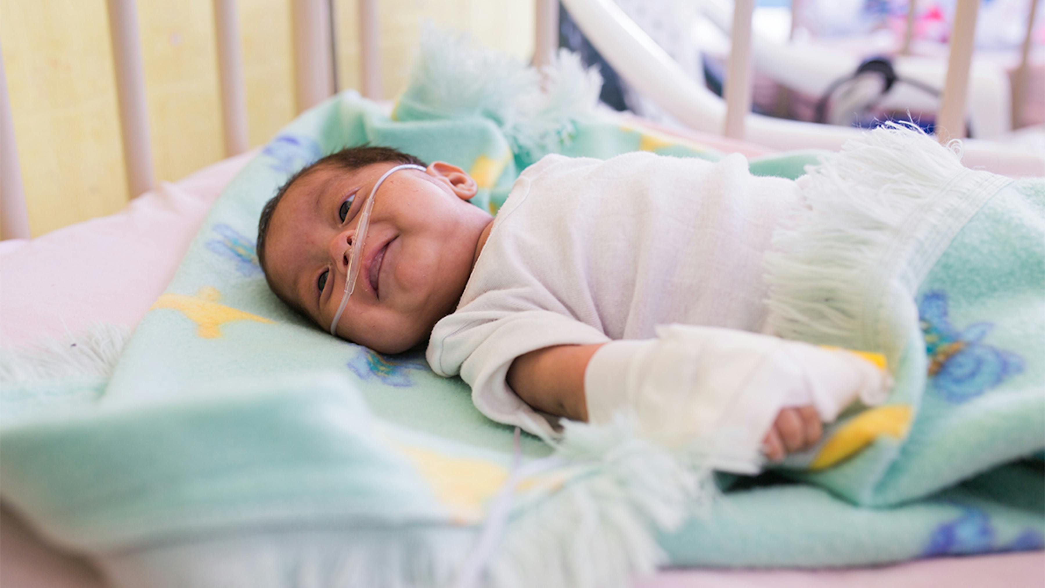 Guatemala, presso l'Ospedale Nazionale di Jalapa, Randy Hernández Estrada (6 mesi) è in cura per la polmonite.