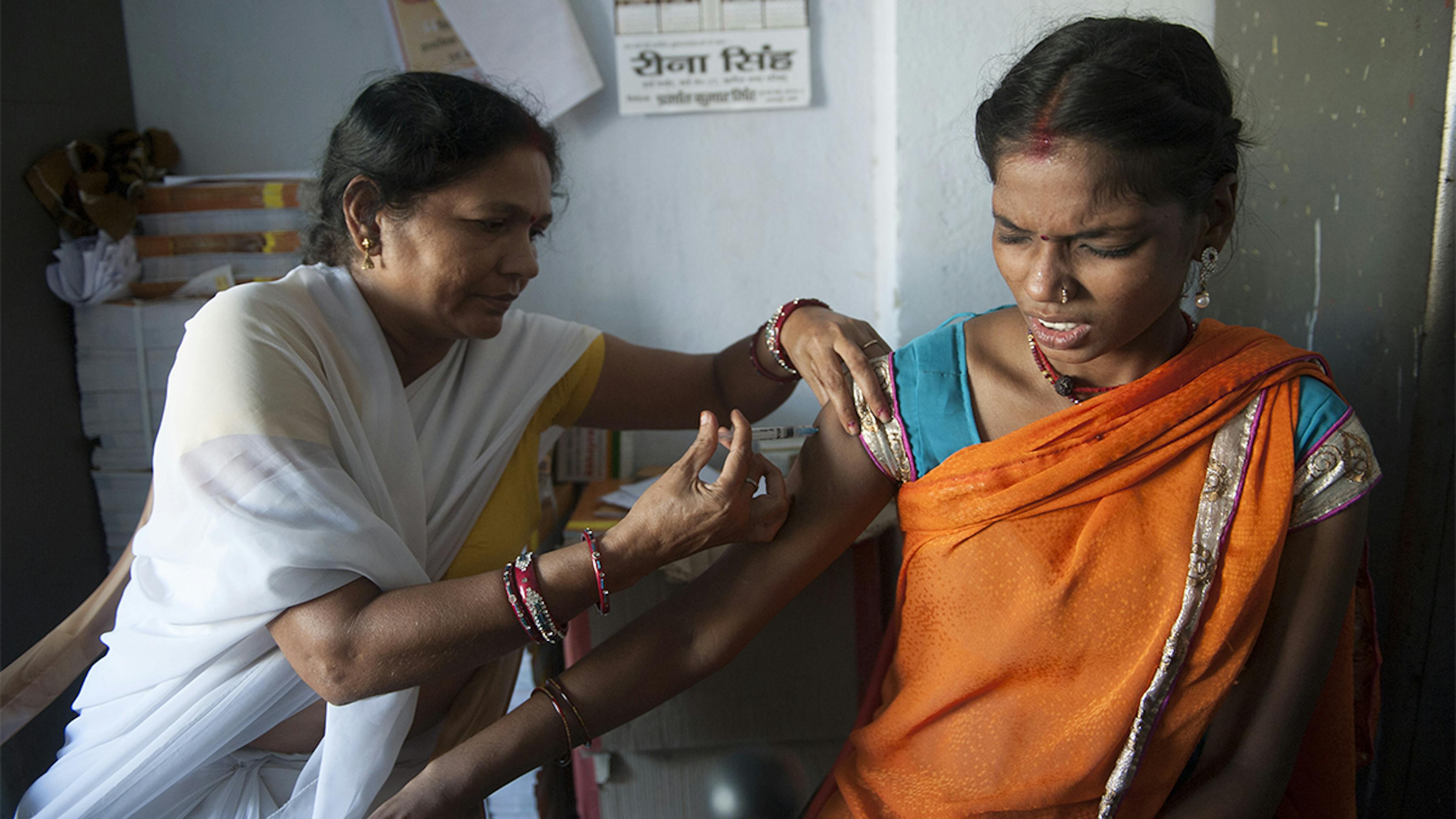 India, Sanju kumari, ostetrica infermiera somministra il vaccino contro il tetano a Lakshmi Devi, 19 anni.