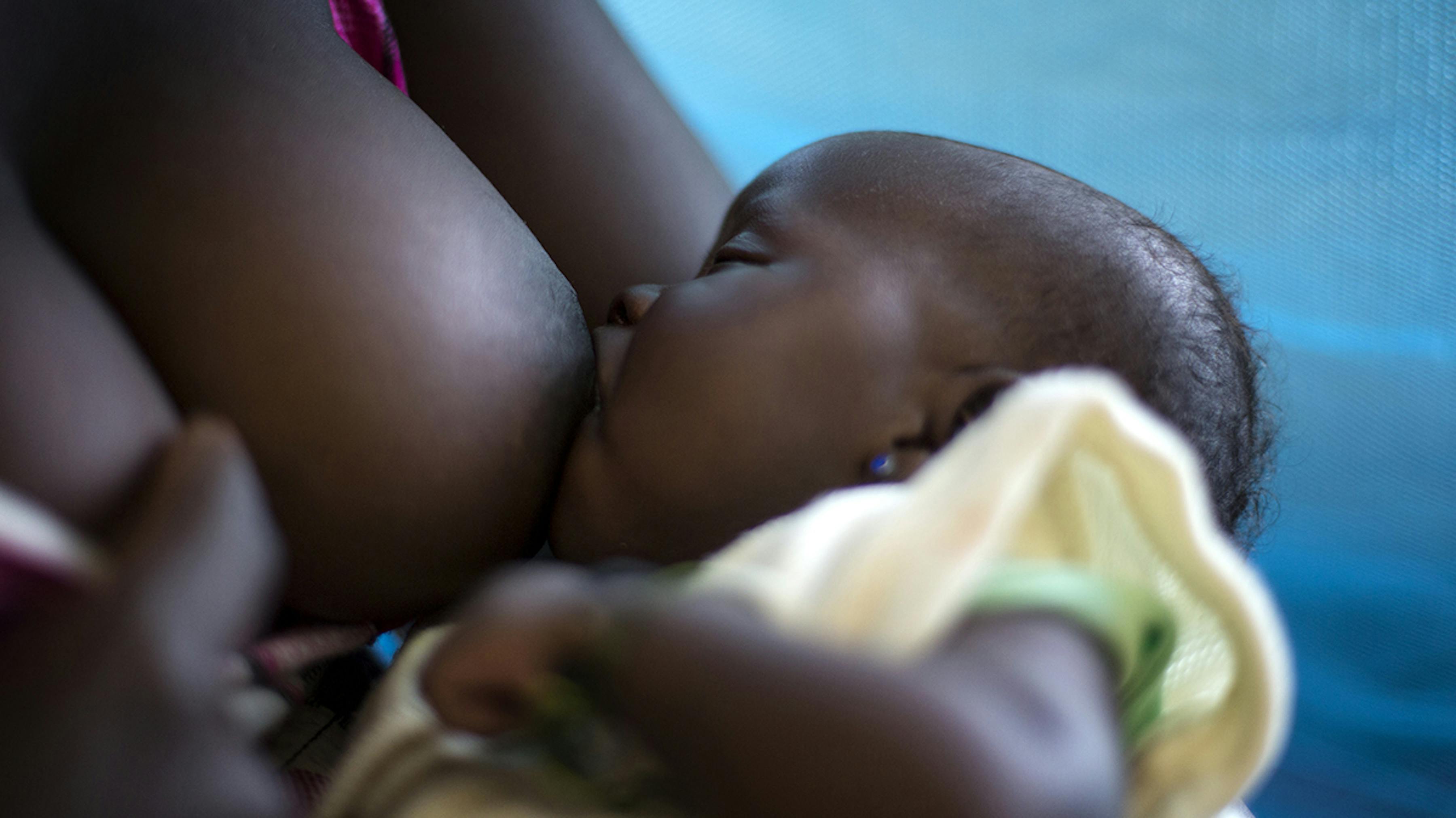 Sud Sudan, un bambino viene allattato al seno: prima azione fondamentale per ridurre la malnutrizione