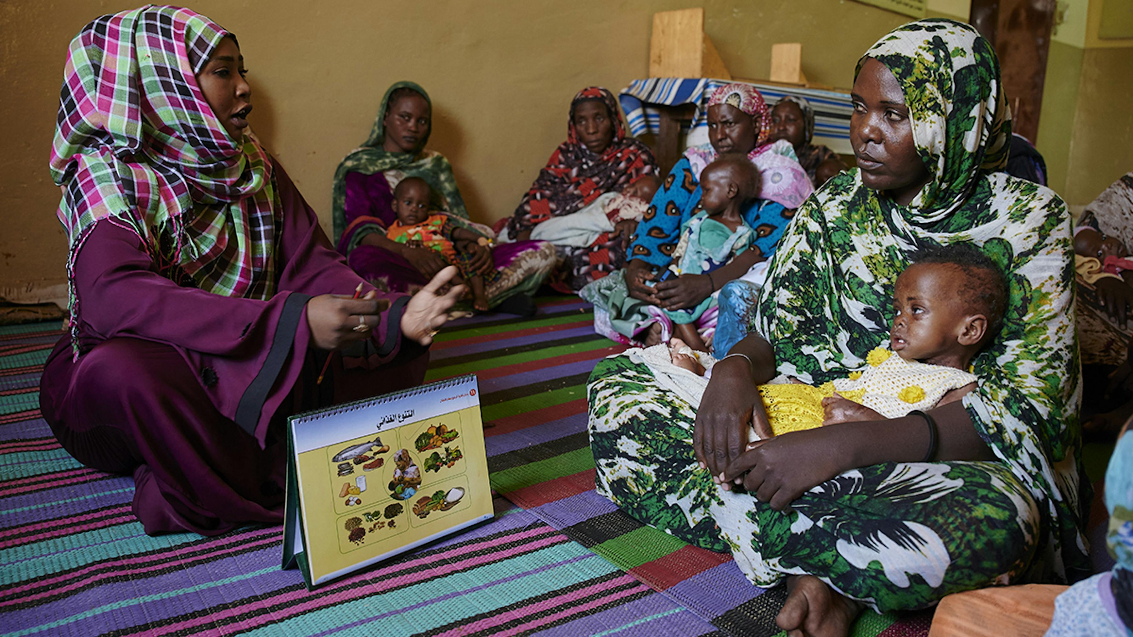 Sudan, una consulente nutrizionale comunica a un gruppo di donne l'importanza dell'allattamento al seno