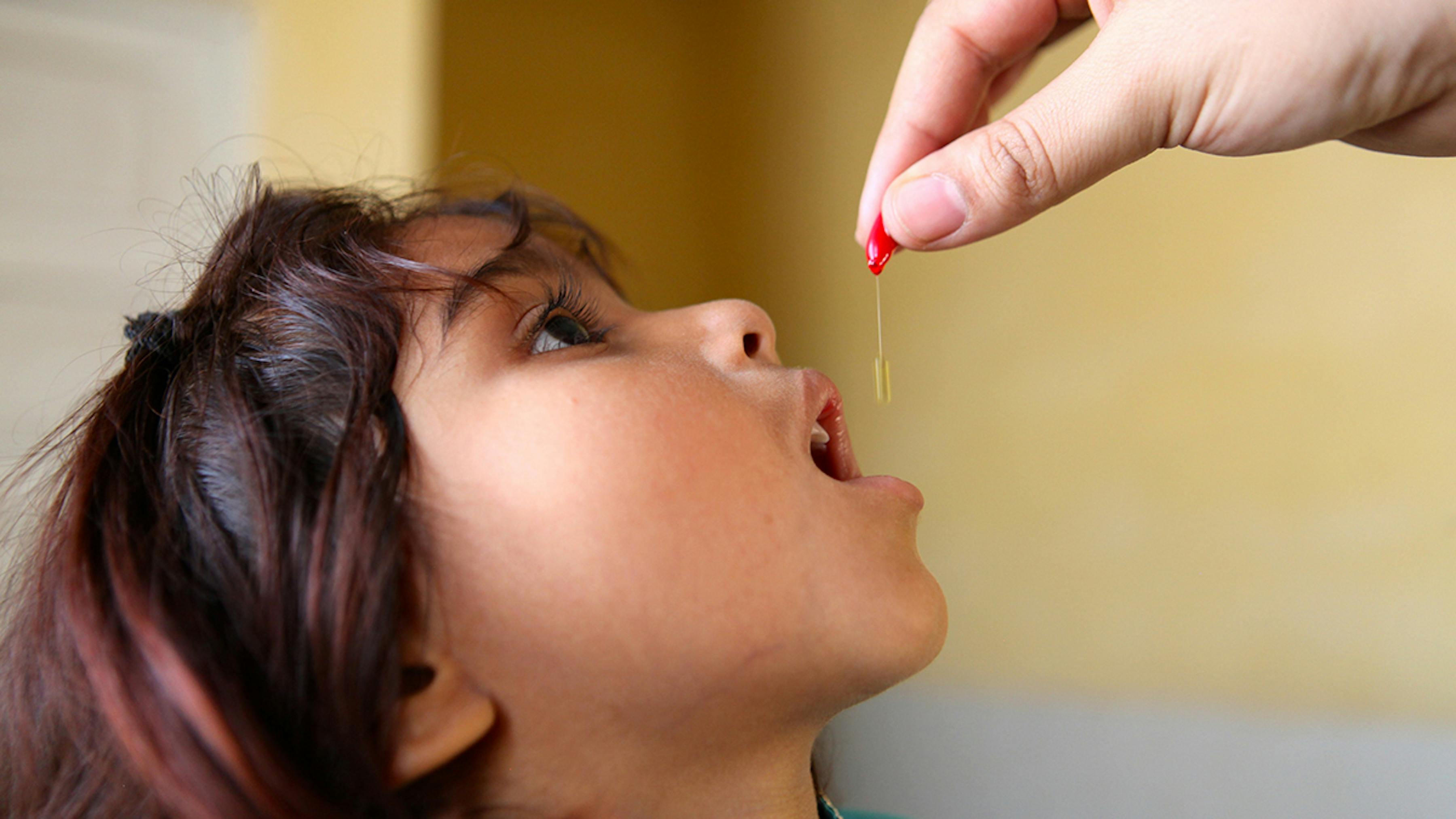 Pakistan, a una bambina viene somministrata la vitamina A