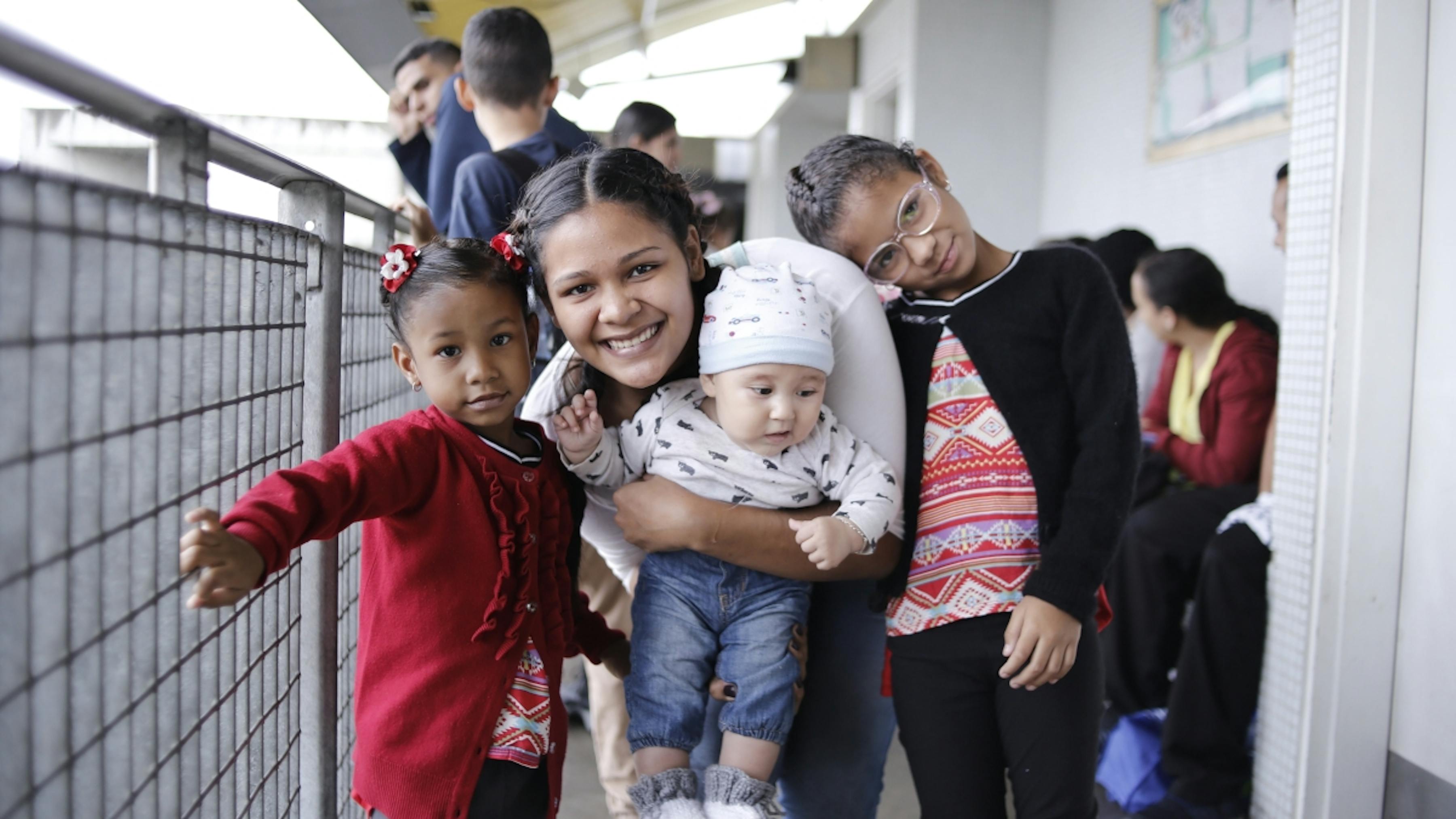 Venezuela, in un centro sanitario bambini e donne incinte aspettano di essere immunizzati contro la febbre gialla.