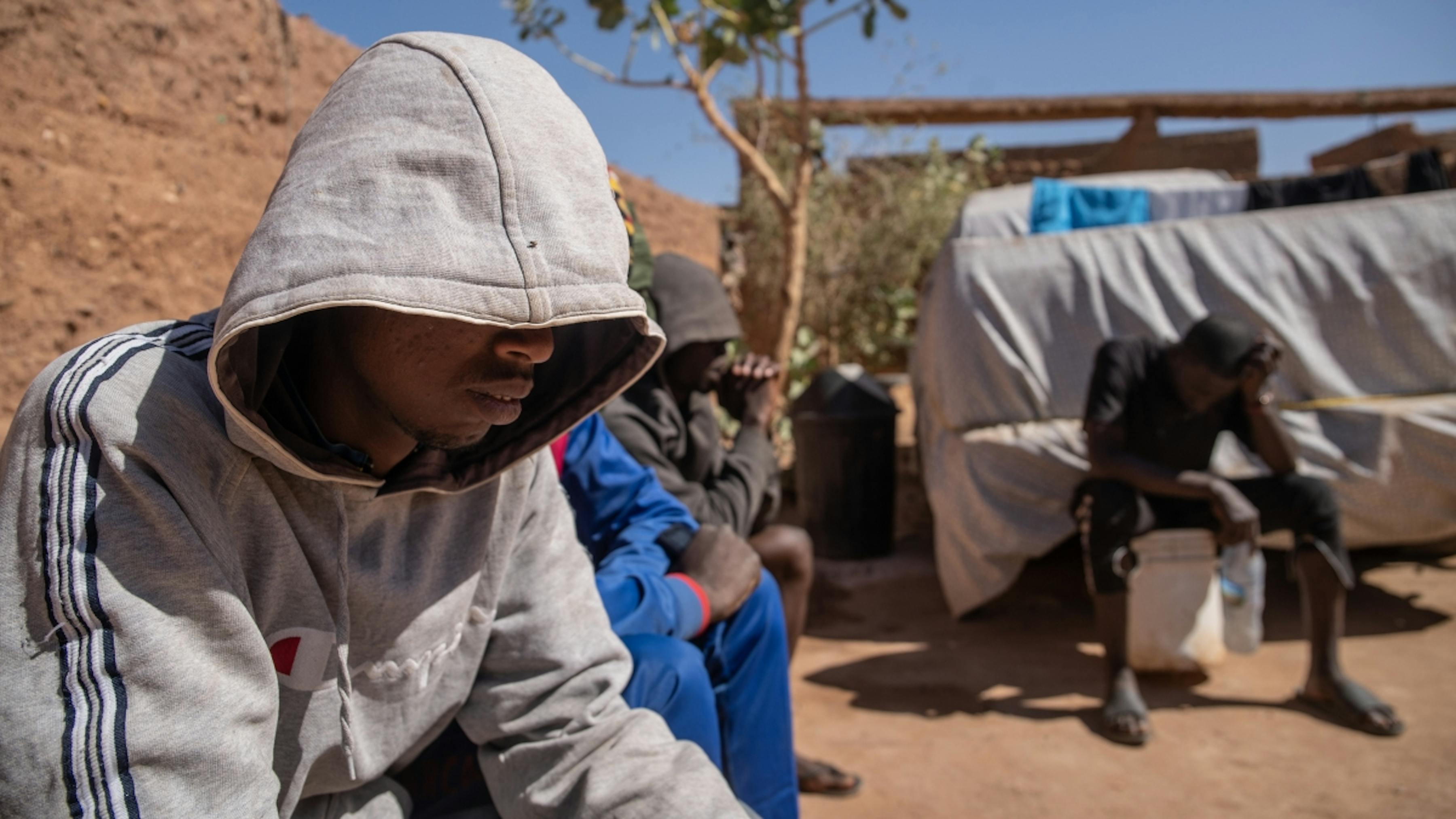 Niger, migranti dal Gambia e dal Mali nel ghetto clandestino per migranti di Agadez.