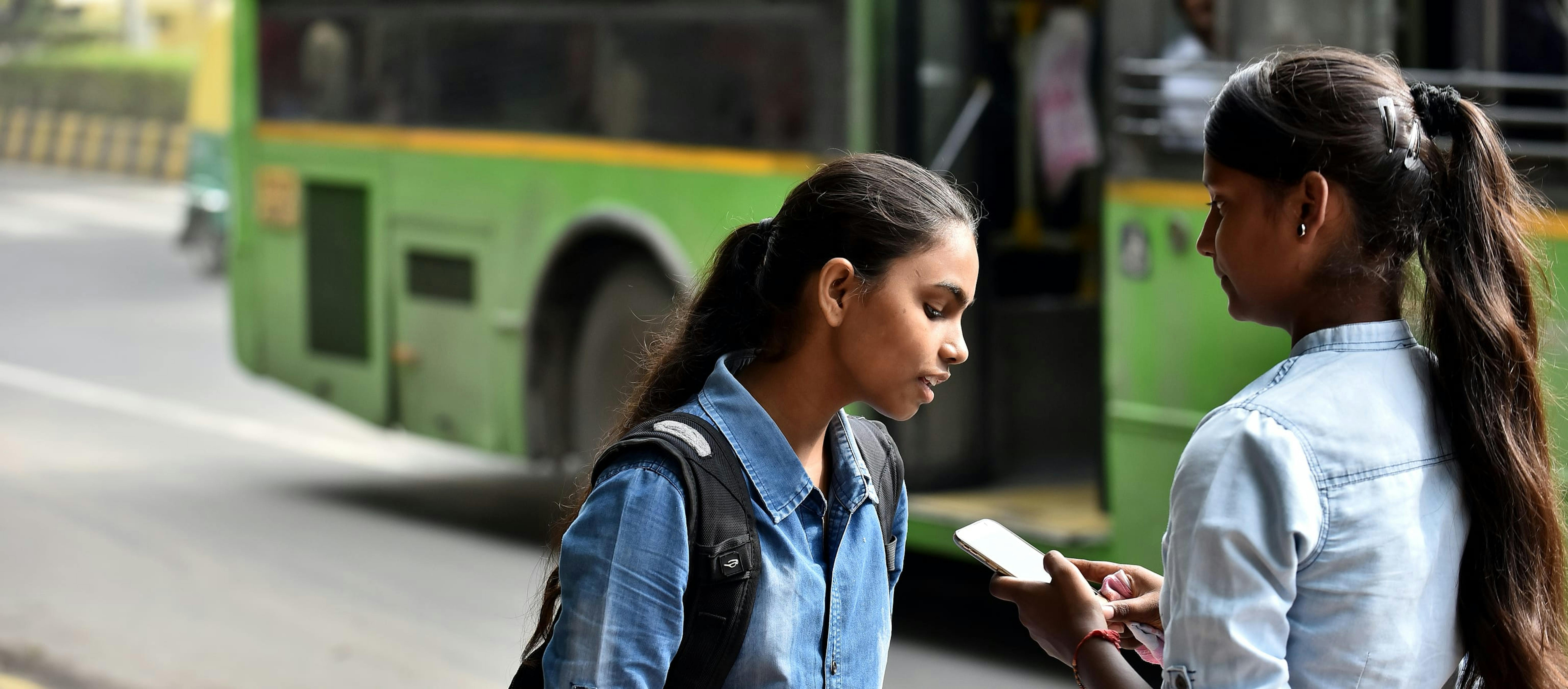 Ragazze scuole media con uno smartphone