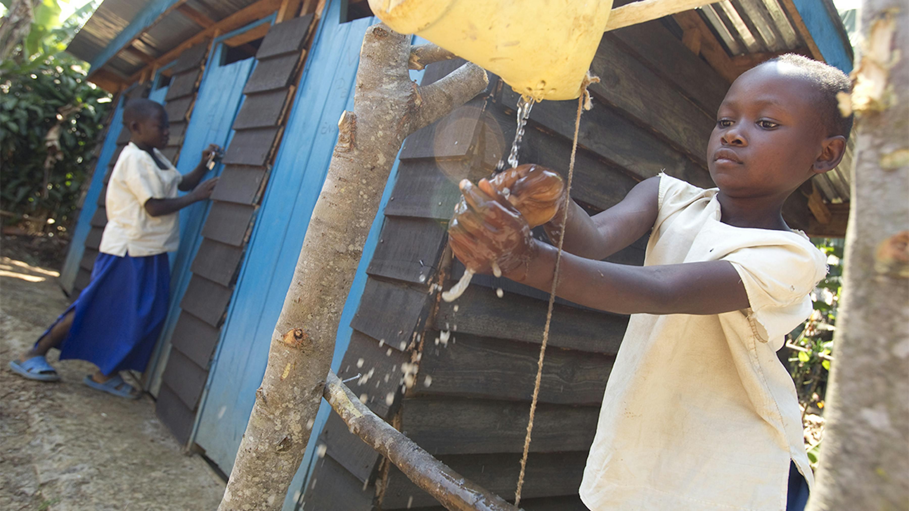 Congo, una ragazza si lava le mani dopo aver utilizzato la toilette