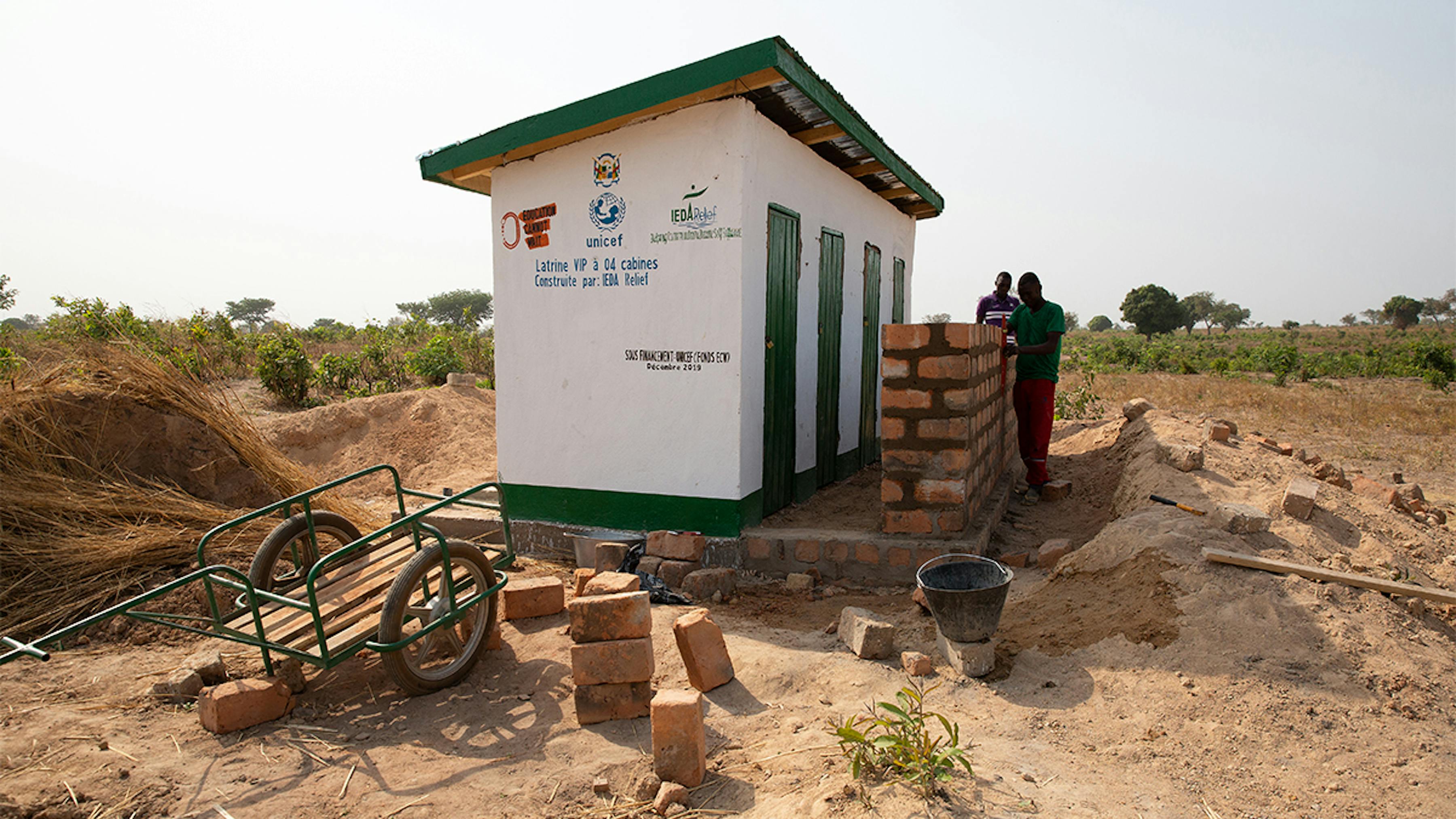 Repubblica Centroafricana, costruzione di servizi igienici per una nuova scuola