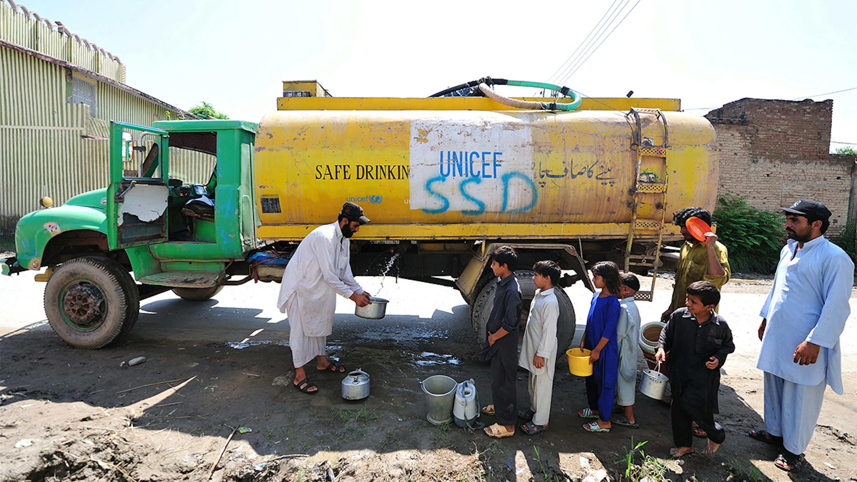 Pakistan, famiglie raccolgono acqua da un camion cisterna