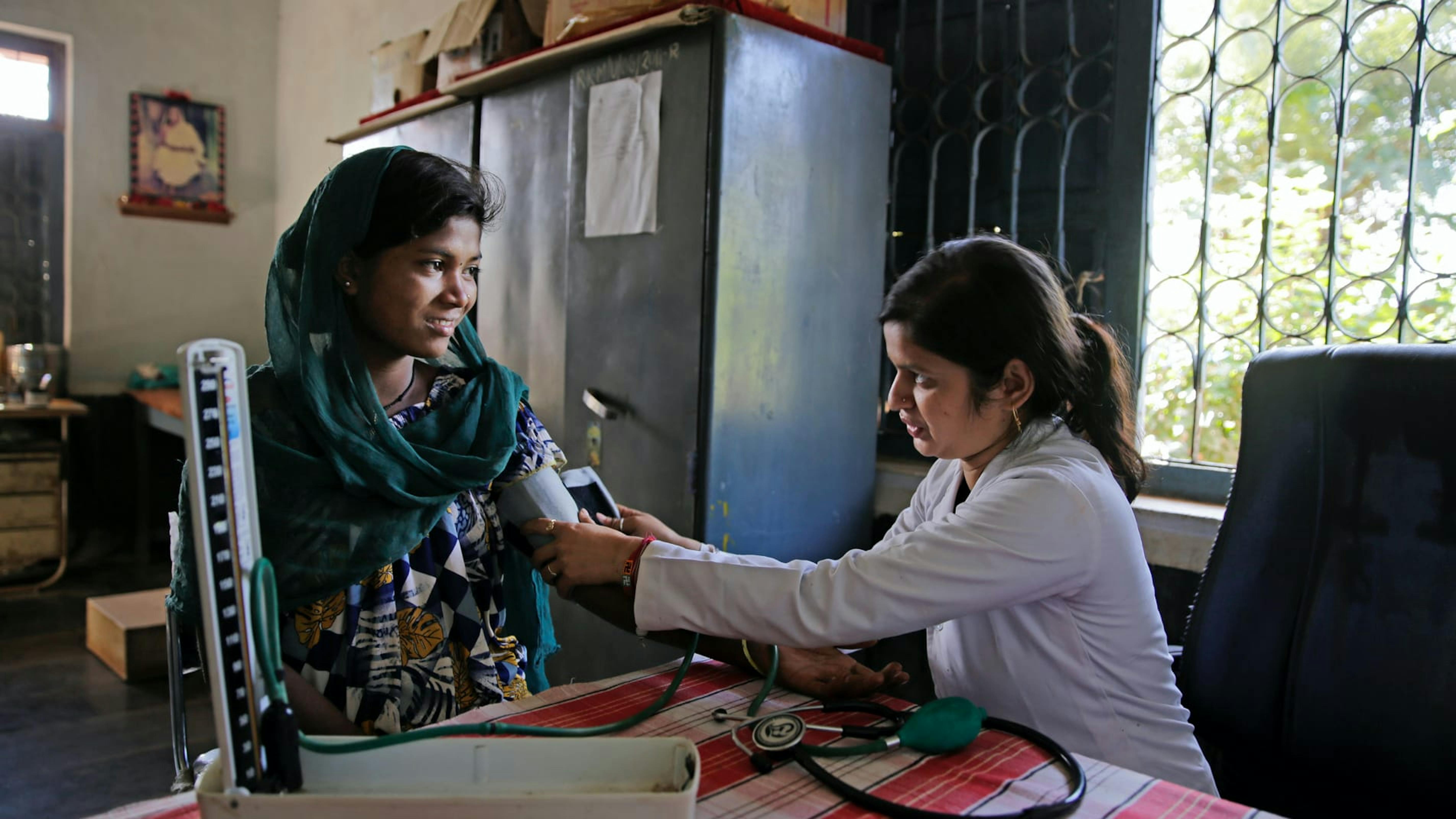 India, check-up di una madre incinta in un centro nutrizionale.