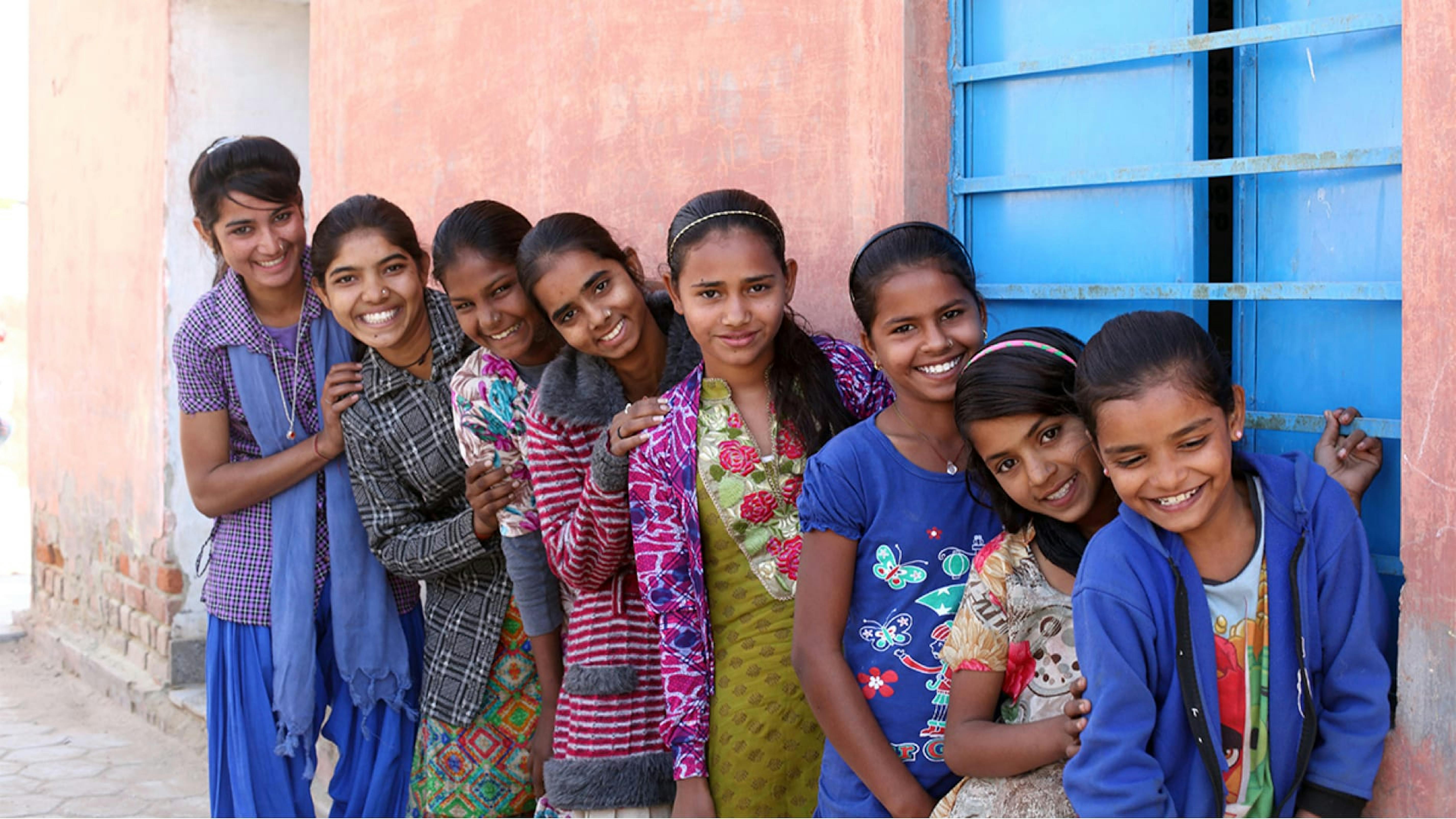 India, ragazze adolescenti in fila prima di una riunione presso il Centro Anganwadi.
