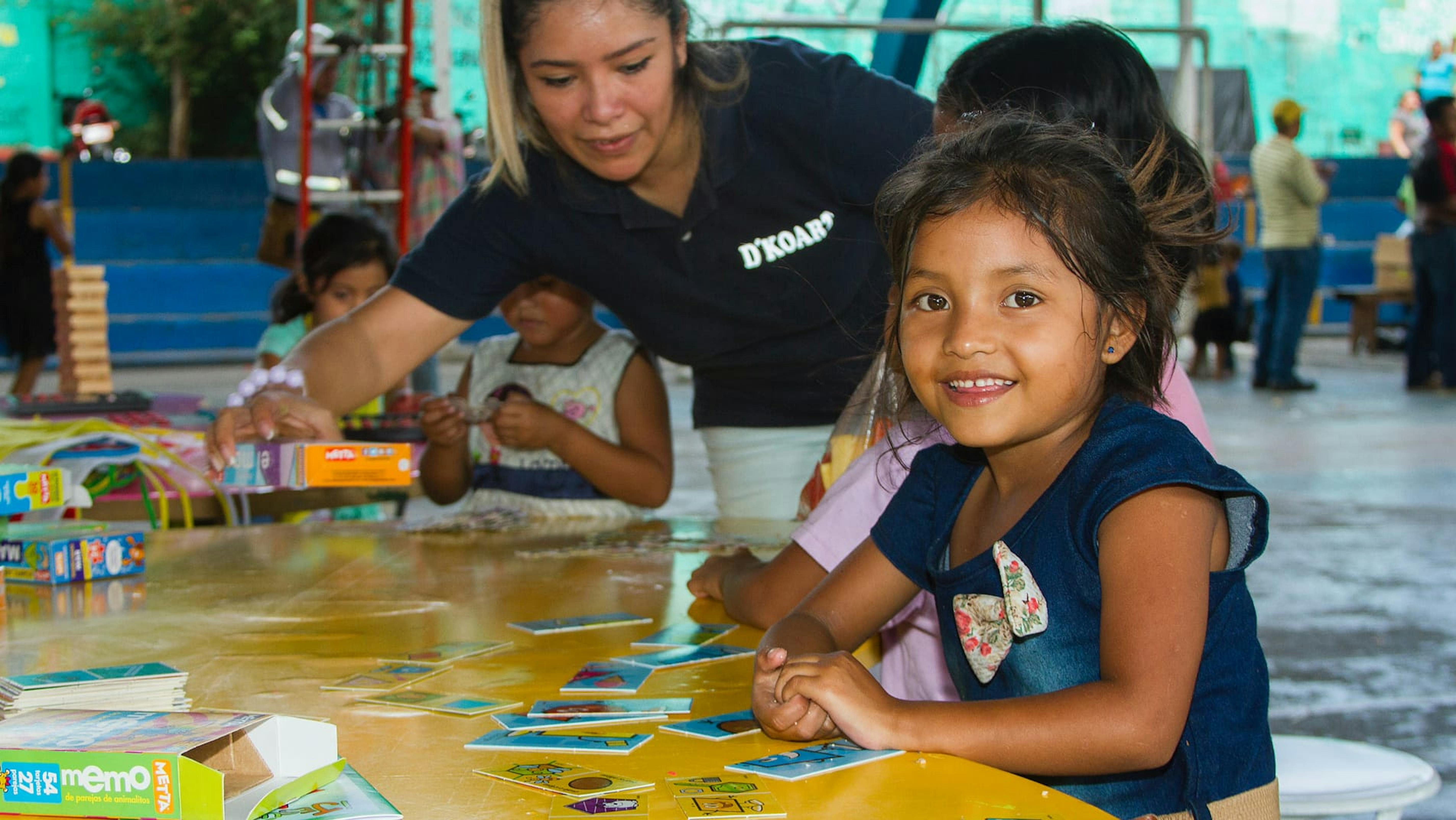 Guatemala, una bambina gioca in un ricovero temporaneo per gli sfollati dall'eruzione del vulcano Fuego.