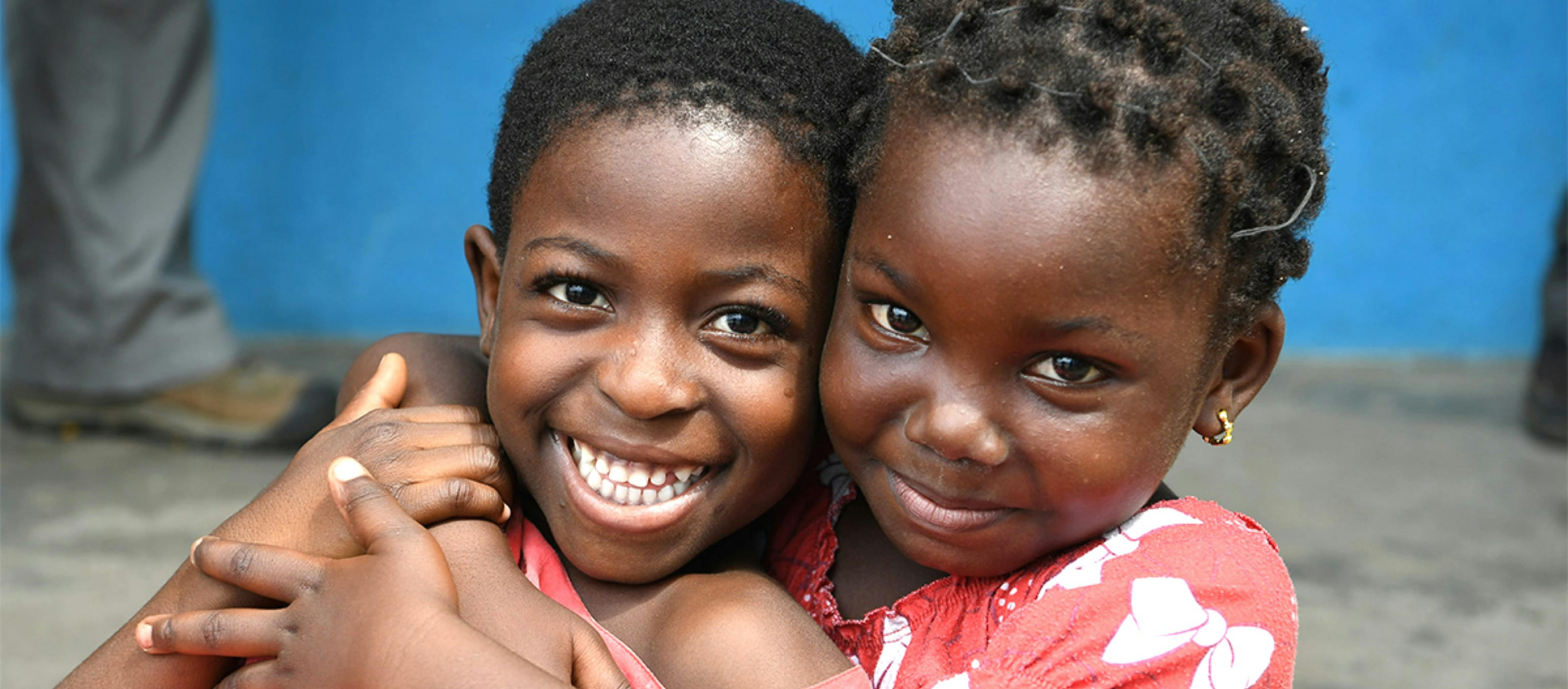 Due bambine felici, inclusione sociale