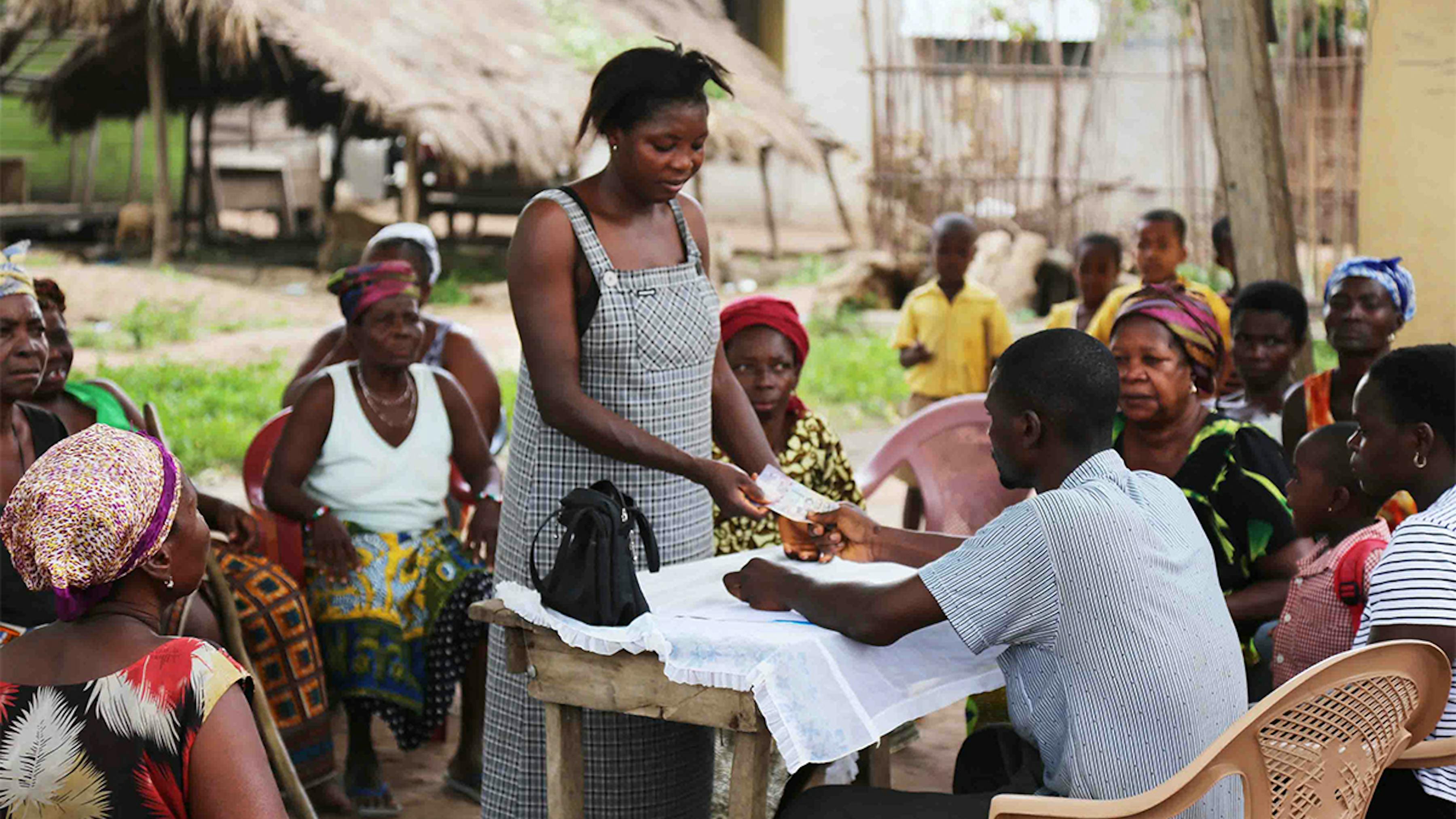 Ghana, una donna riceve il voucher per il sostentamento in denaro.